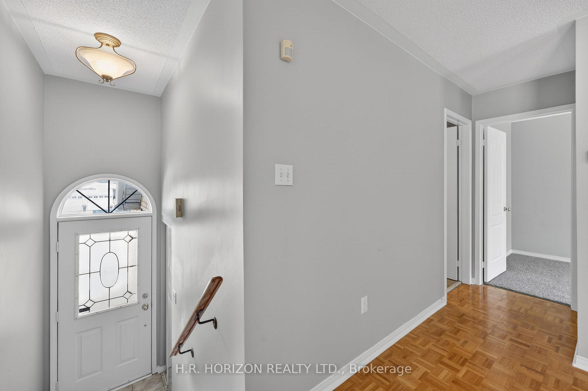 Photo 5 of 8 Schaefer Place, Caledon, Bolton North — HOMEH