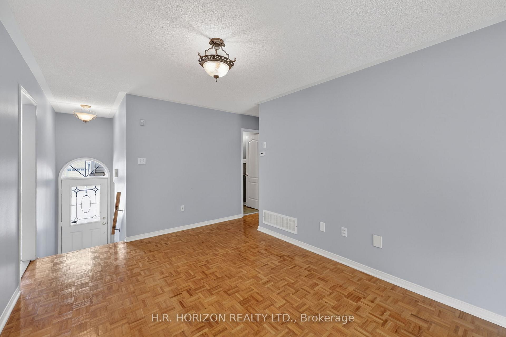Photo 7 of 8 Schaefer Place, Caledon, Bolton North — HOMEH
