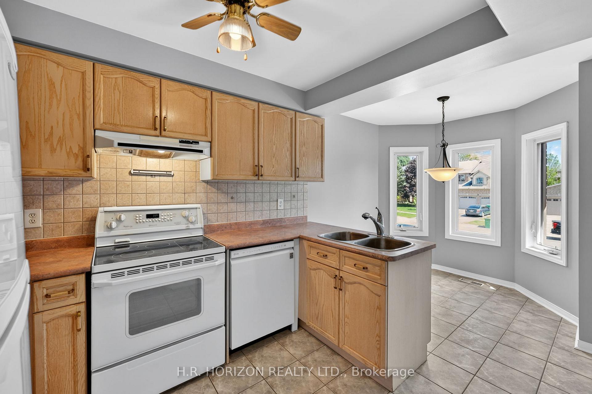 Photo 10 of 8 Schaefer Place, Caledon, Bolton North — HOMEH