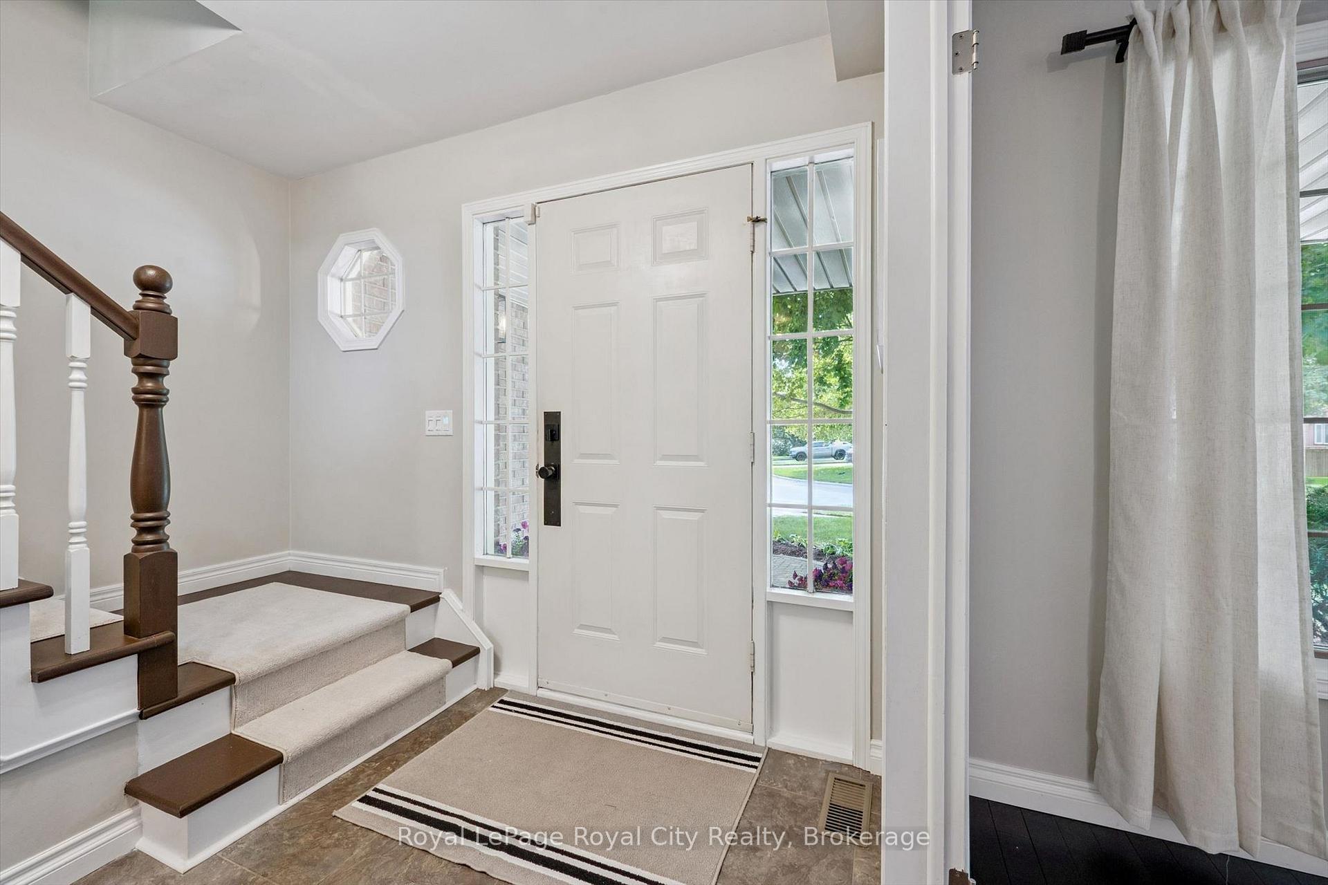 Photo 4 of 17 Sugarbush Place, Guelph, Willow West/Sugarbush/West Acres — HOMEH