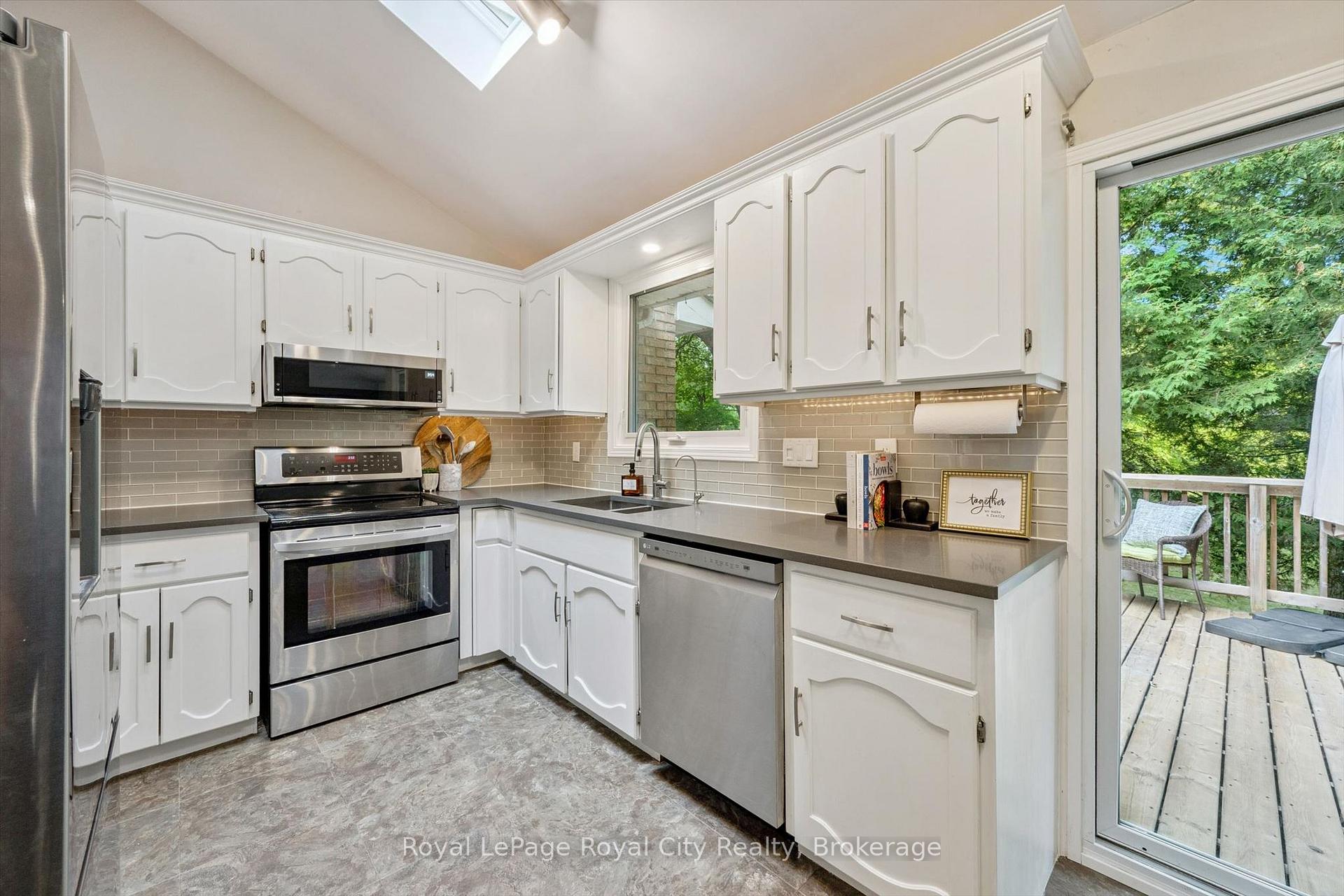Photo 16 of 17 Sugarbush Place, Guelph, Willow West/Sugarbush/West Acres — HOMEH