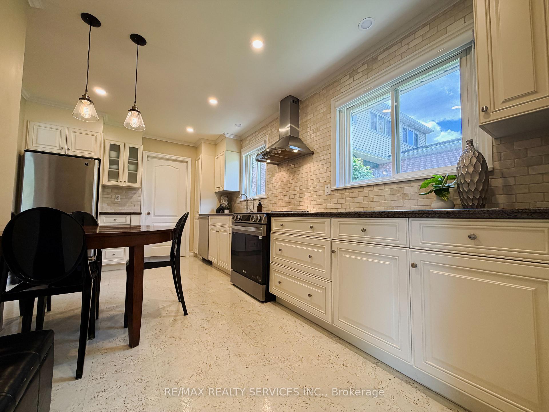 Photo 4 of 238 Laurier Avenue, Milton, Bronte Meadows — HOMEH