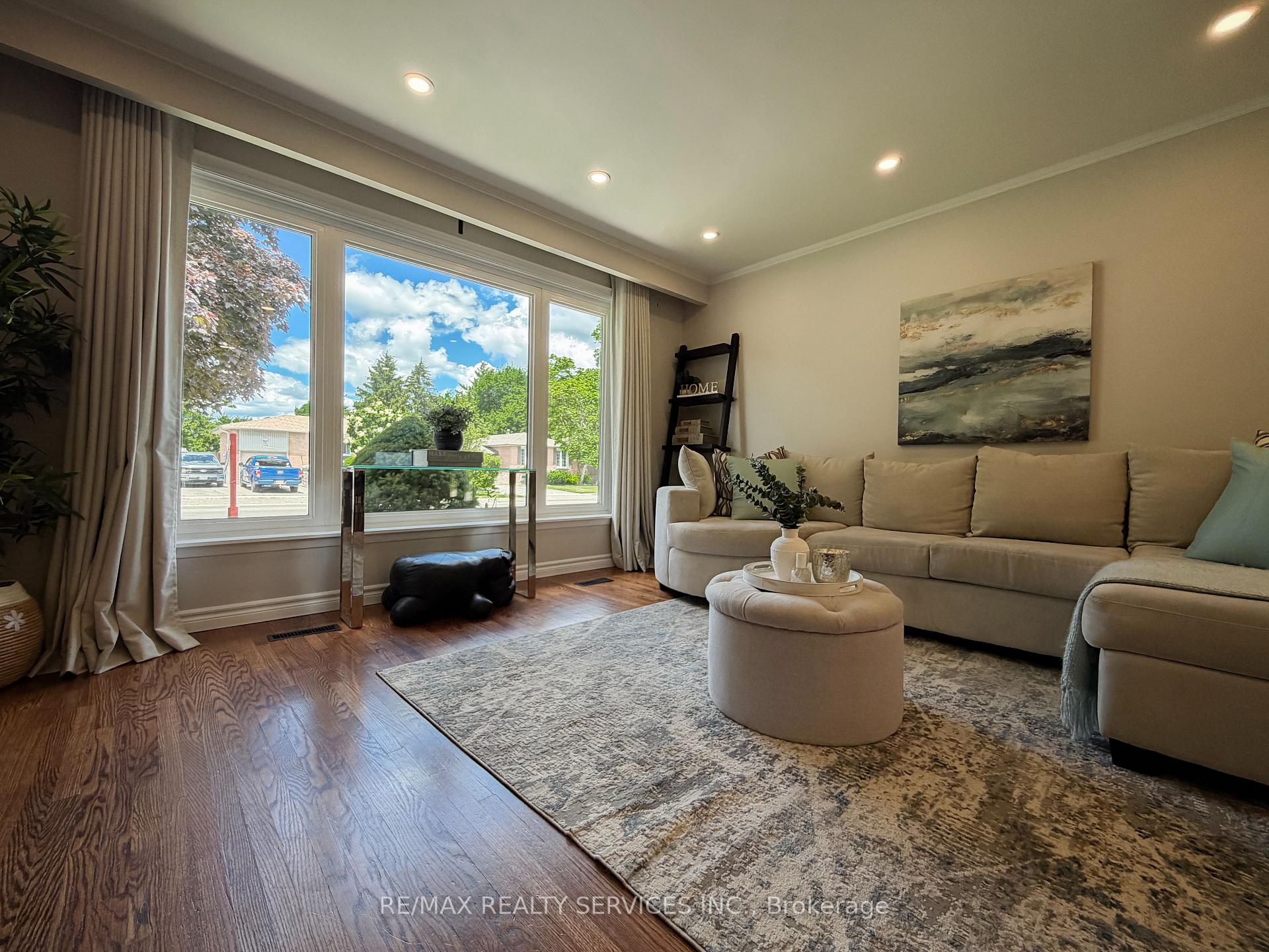 Photo 6 of 238 Laurier Avenue, Milton, Bronte Meadows — HOMEH