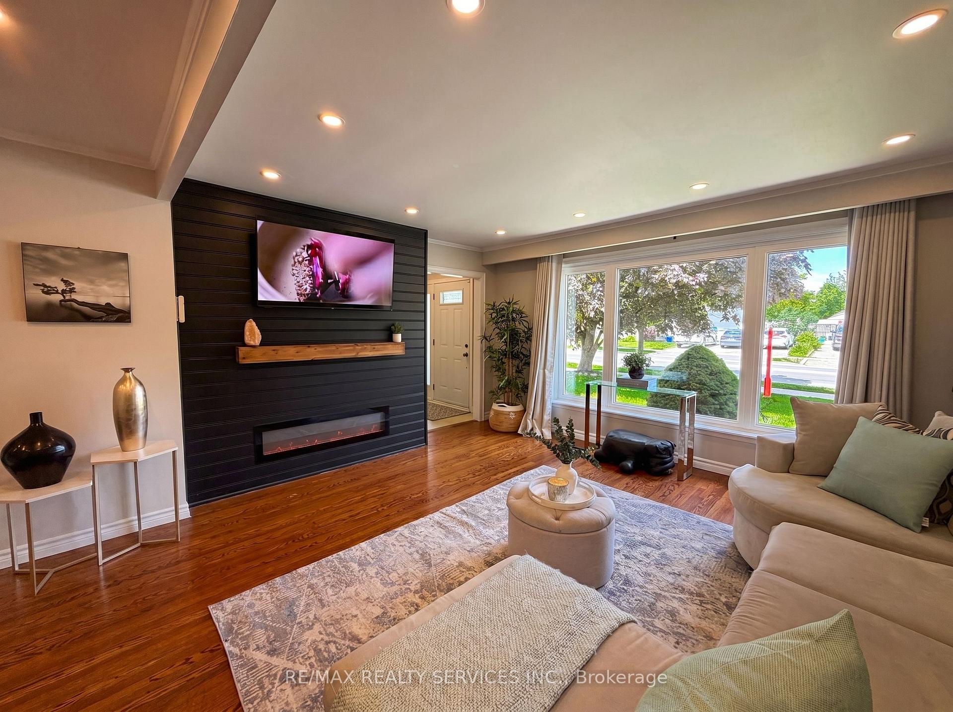 Photo 7 of 238 Laurier Avenue, Milton, Bronte Meadows — HOMEH
