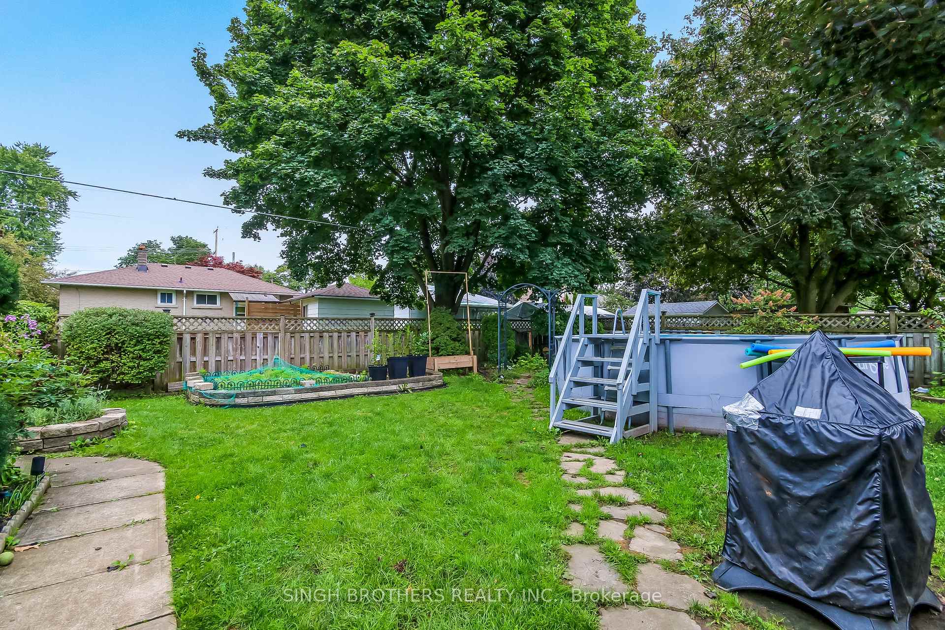 Photo 4 of 316 Willowgrove Crescent, Woodstock, Woodstock - North — HOMEH