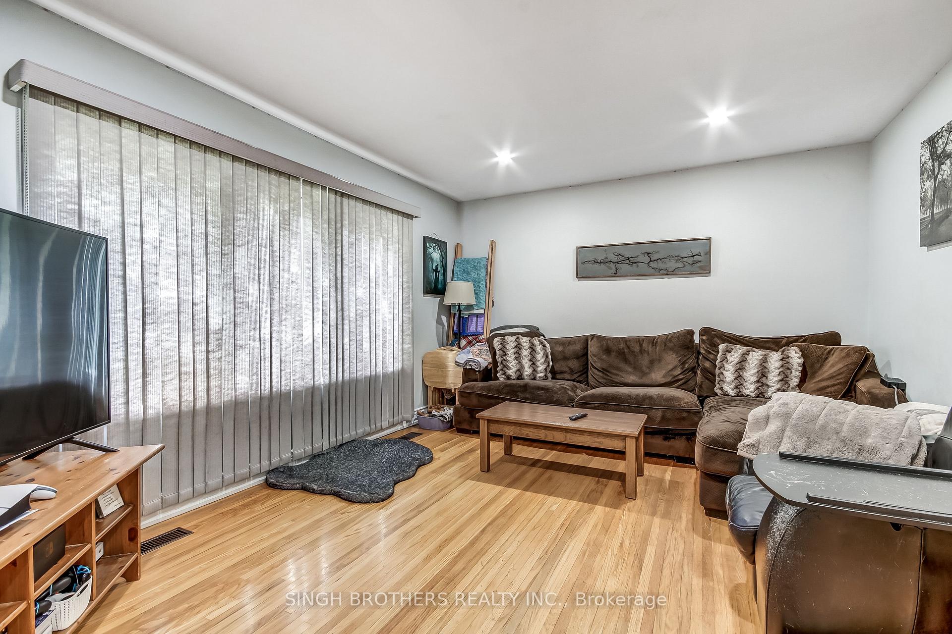 Photo 8 of 316 Willowgrove Crescent, Woodstock, Woodstock - North — HOMEH