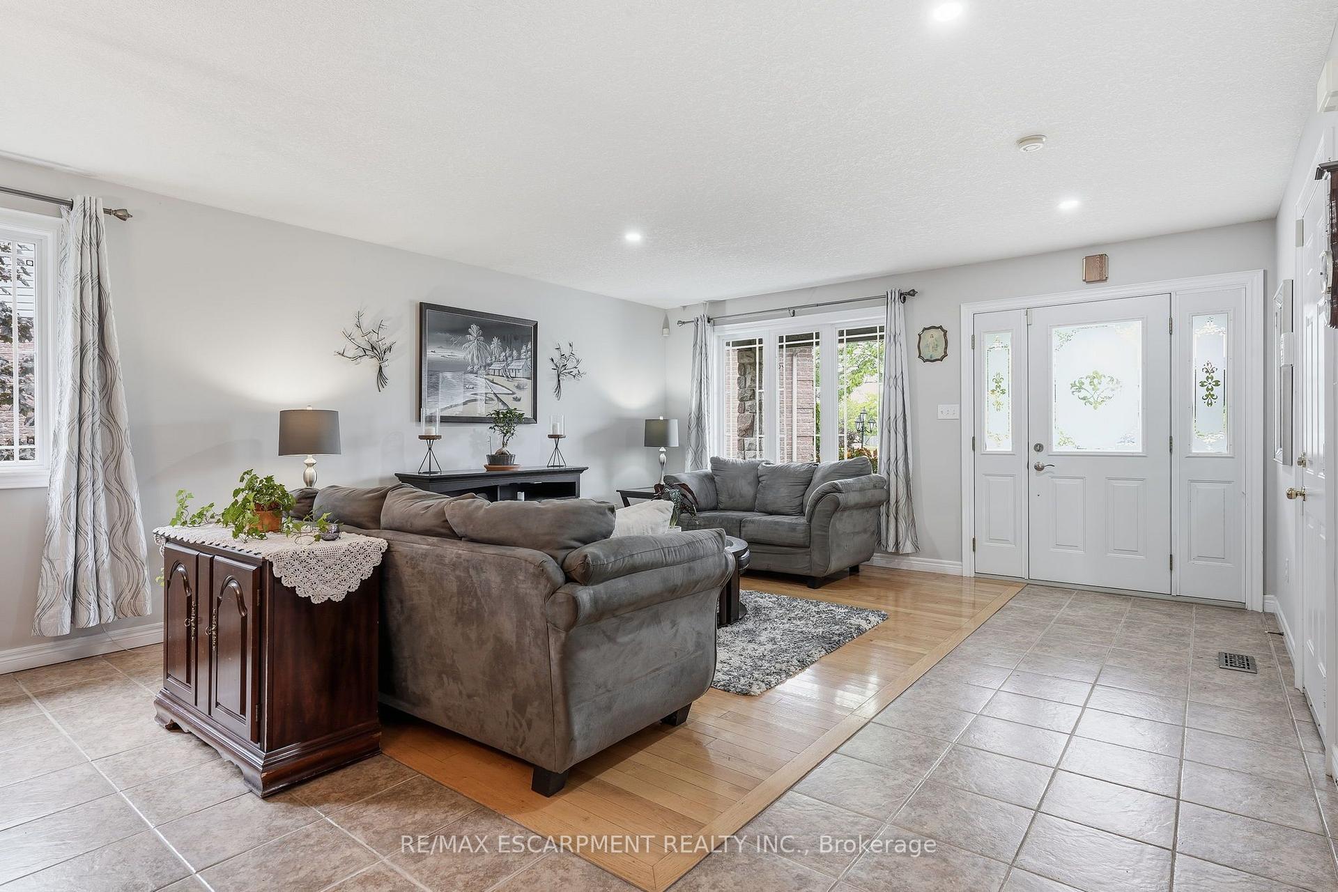 Photo 10 of 125 Langlaw Drive, Cambridge, Christopher-Champlain — HOMEH