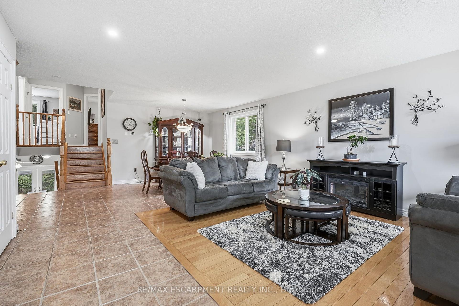 Photo 11 of 125 Langlaw Drive, Cambridge, Christopher-Champlain — HOMEH