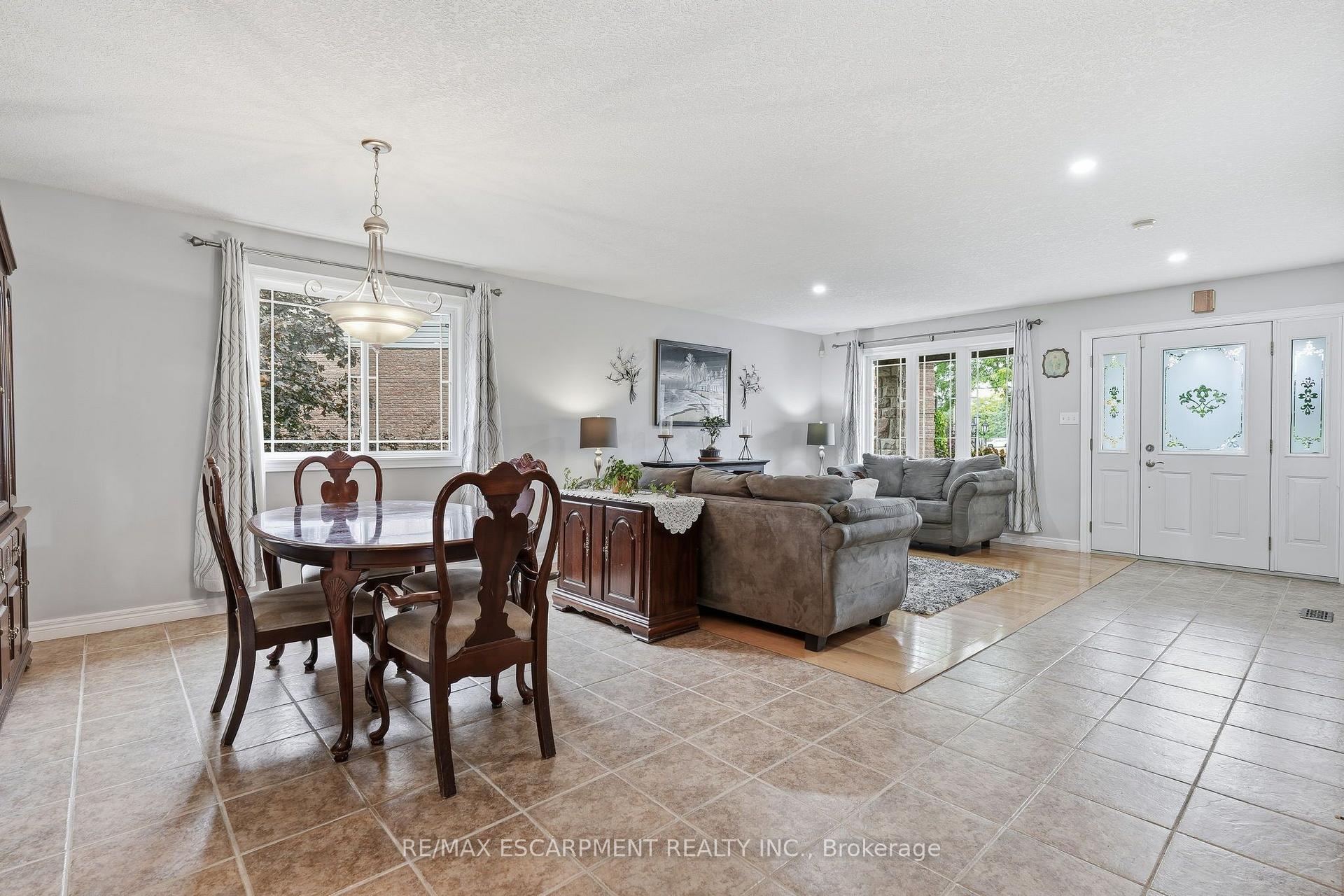 Photo 12 of 125 Langlaw Drive, Cambridge, Christopher-Champlain — HOMEH