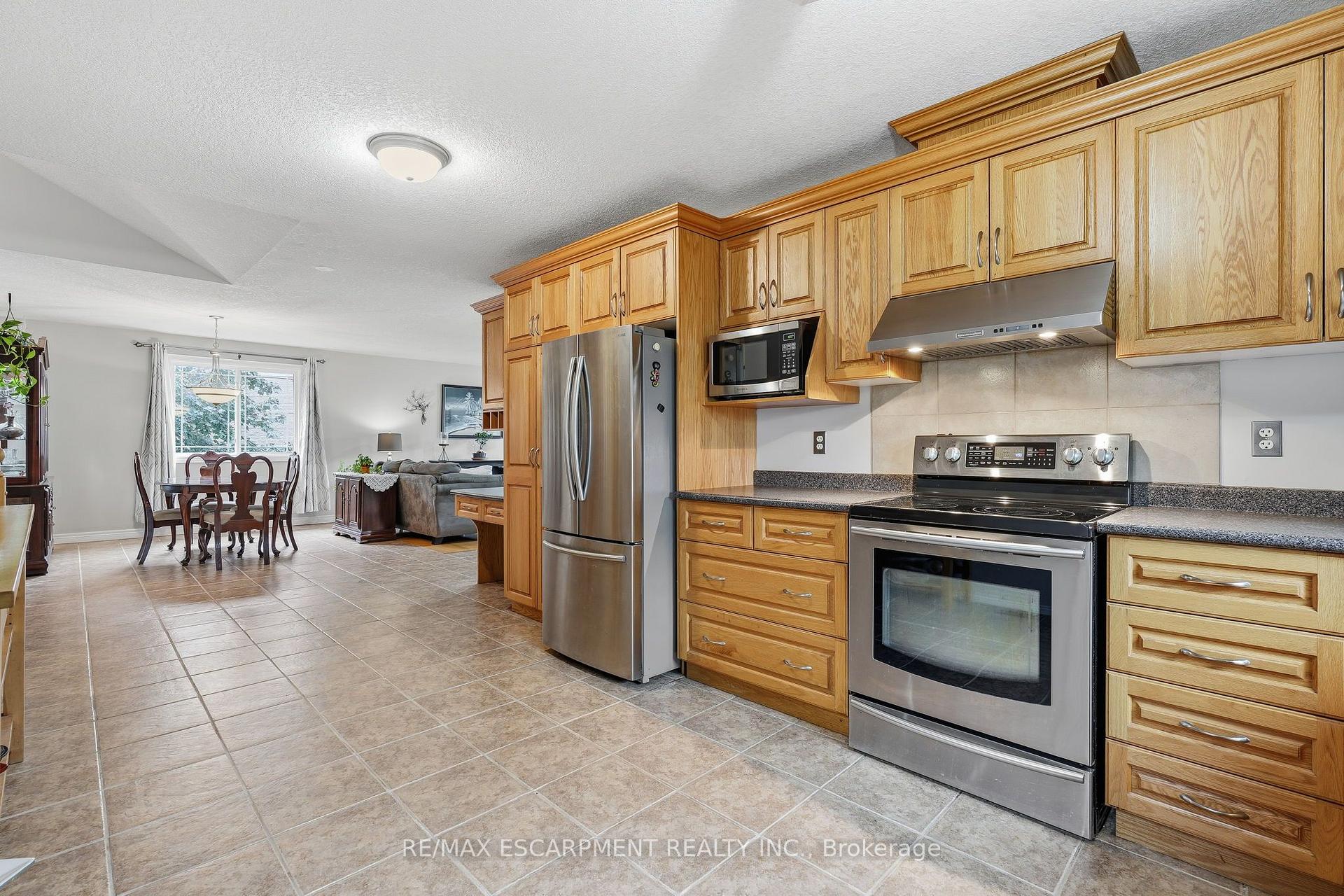 Photo 21 of 125 Langlaw Drive, Cambridge, Christopher-Champlain — HOMEH