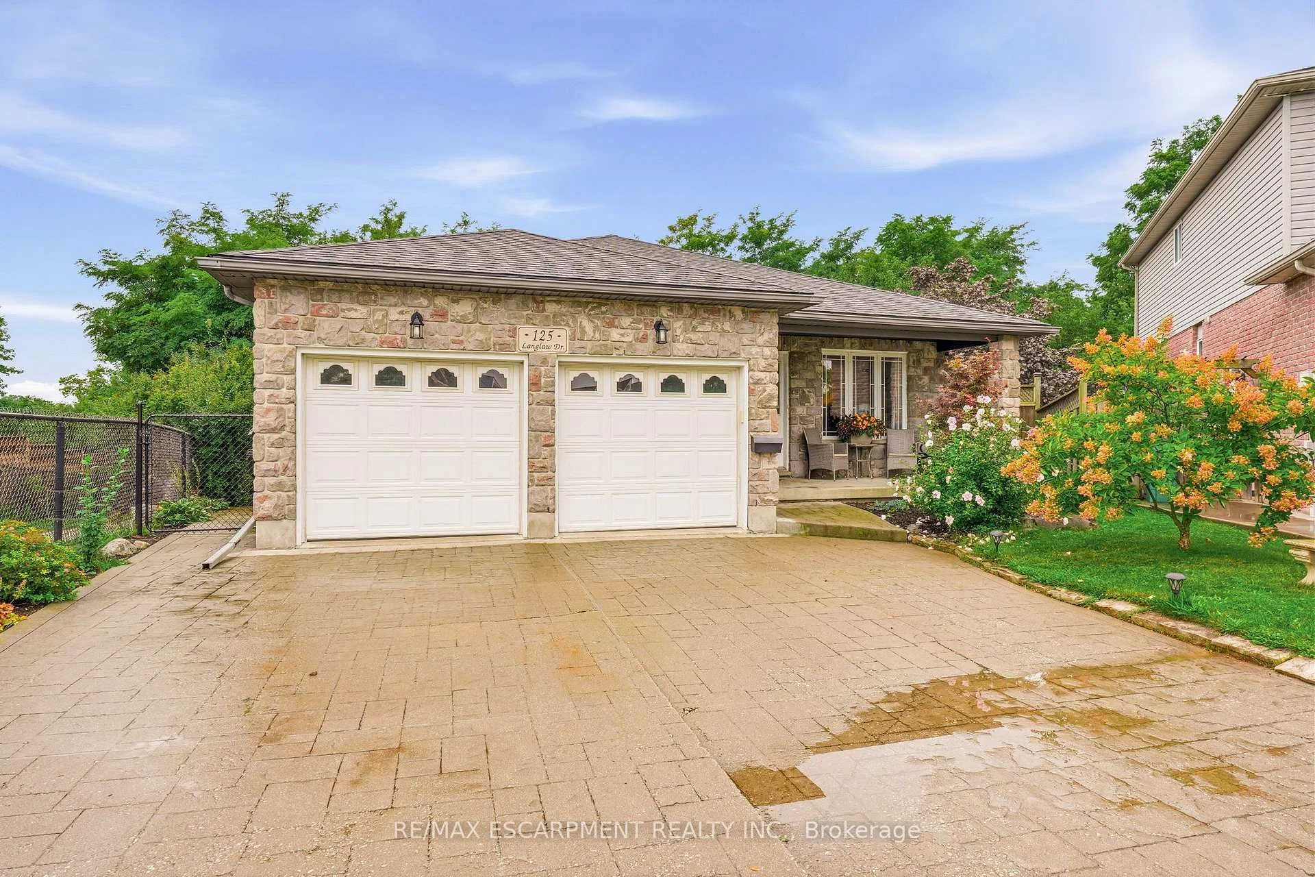 Photo 3 of 125 Langlaw Drive, Cambridge, Christopher-Champlain — HOMEH