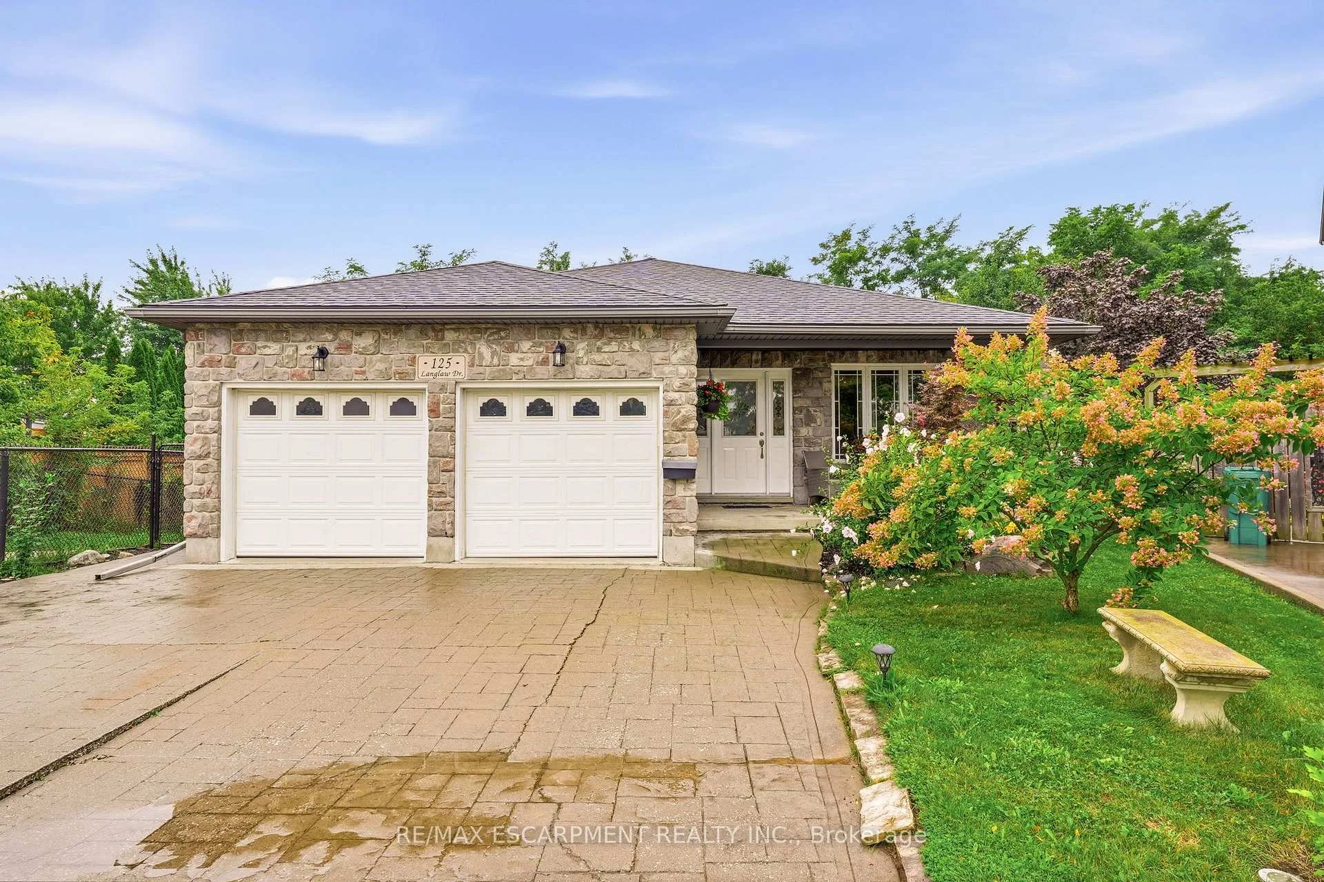 Photo 4 of 125 Langlaw Drive, Cambridge, Christopher-Champlain — HOMEH