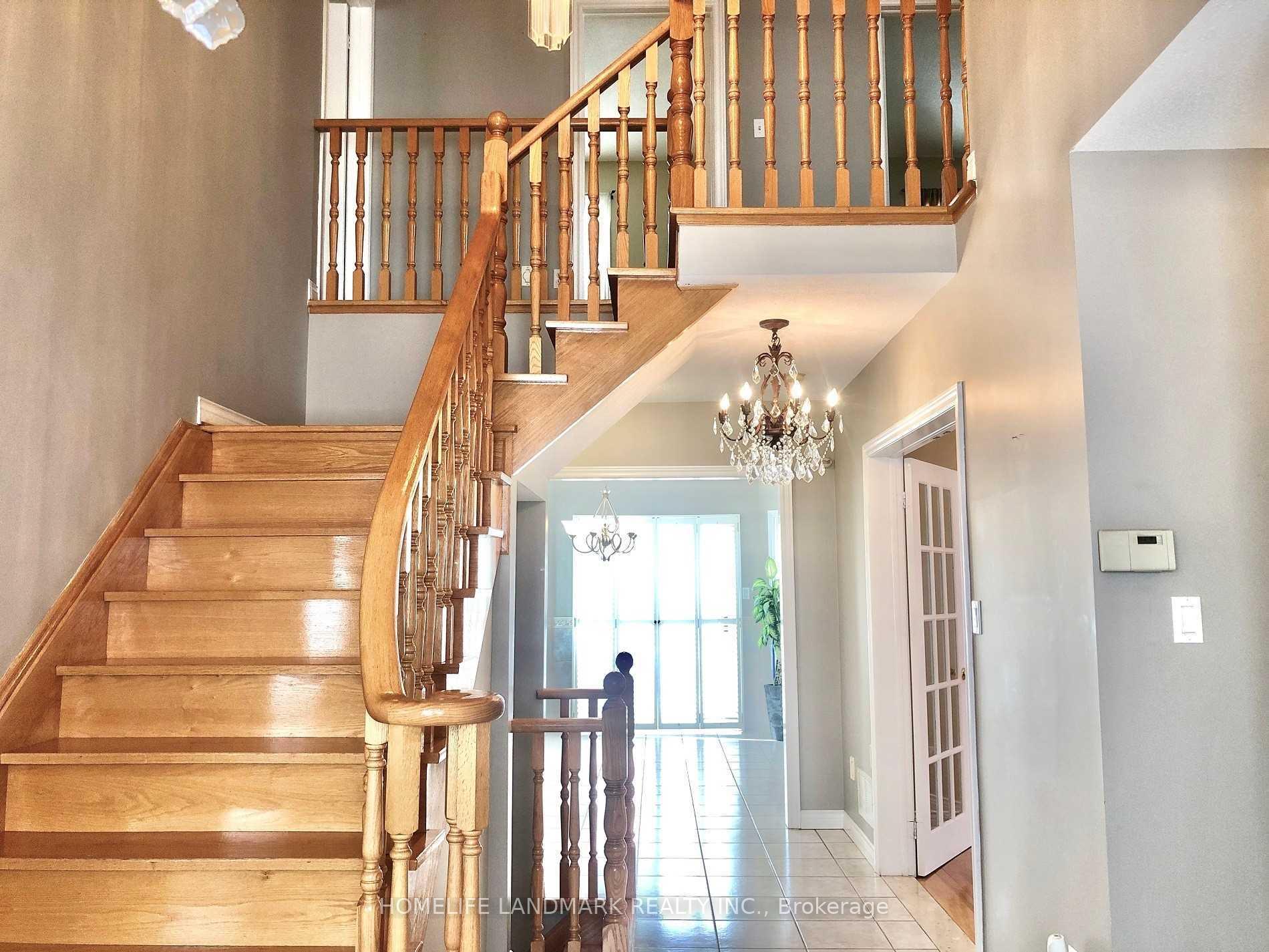 Photo 2 of 196 Park Drive, Whitchurch-Stouffville, Stouffville — HOMEH
