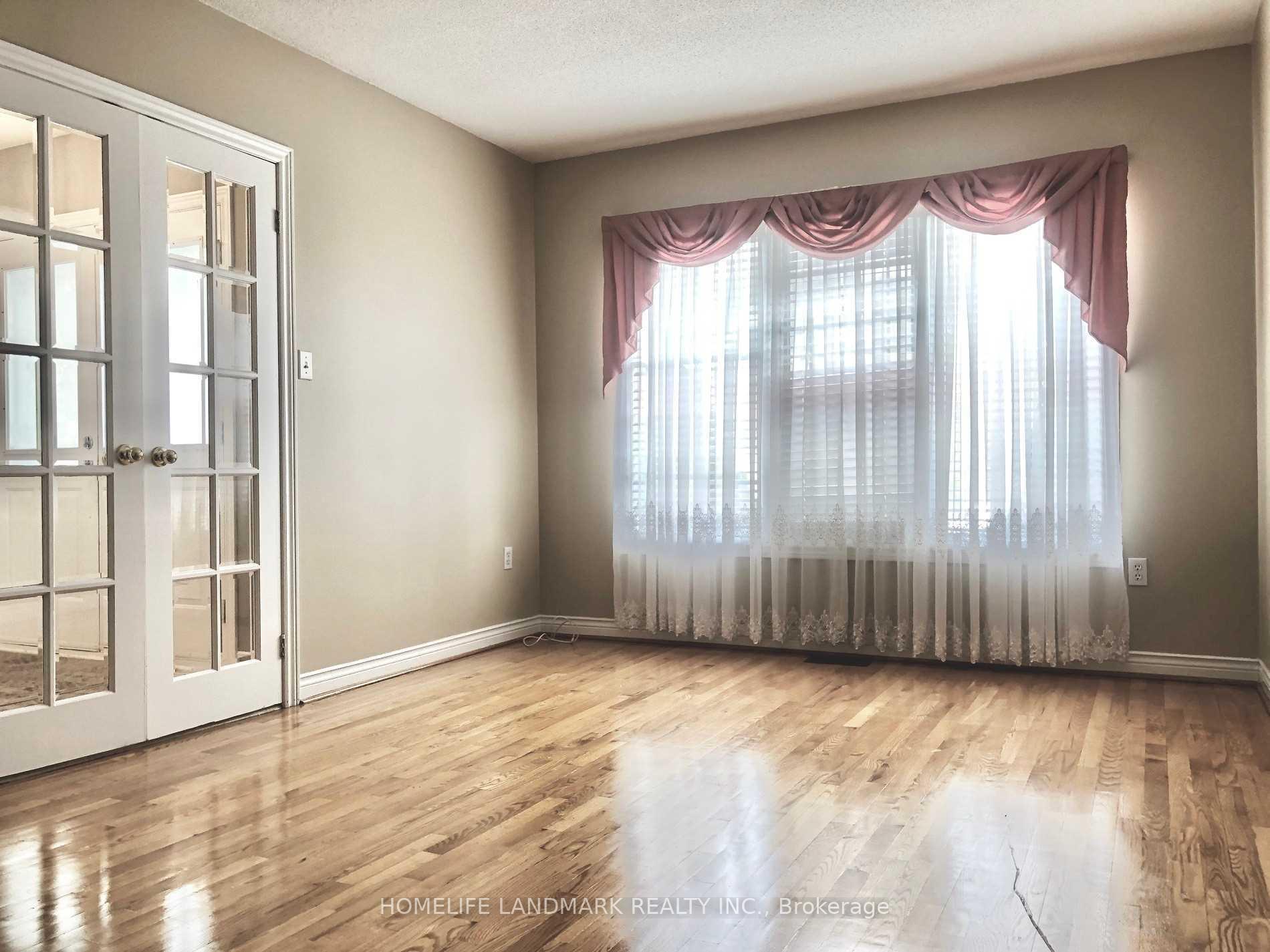 Photo 3 of 196 Park Drive, Whitchurch-Stouffville, Stouffville — HOMEH