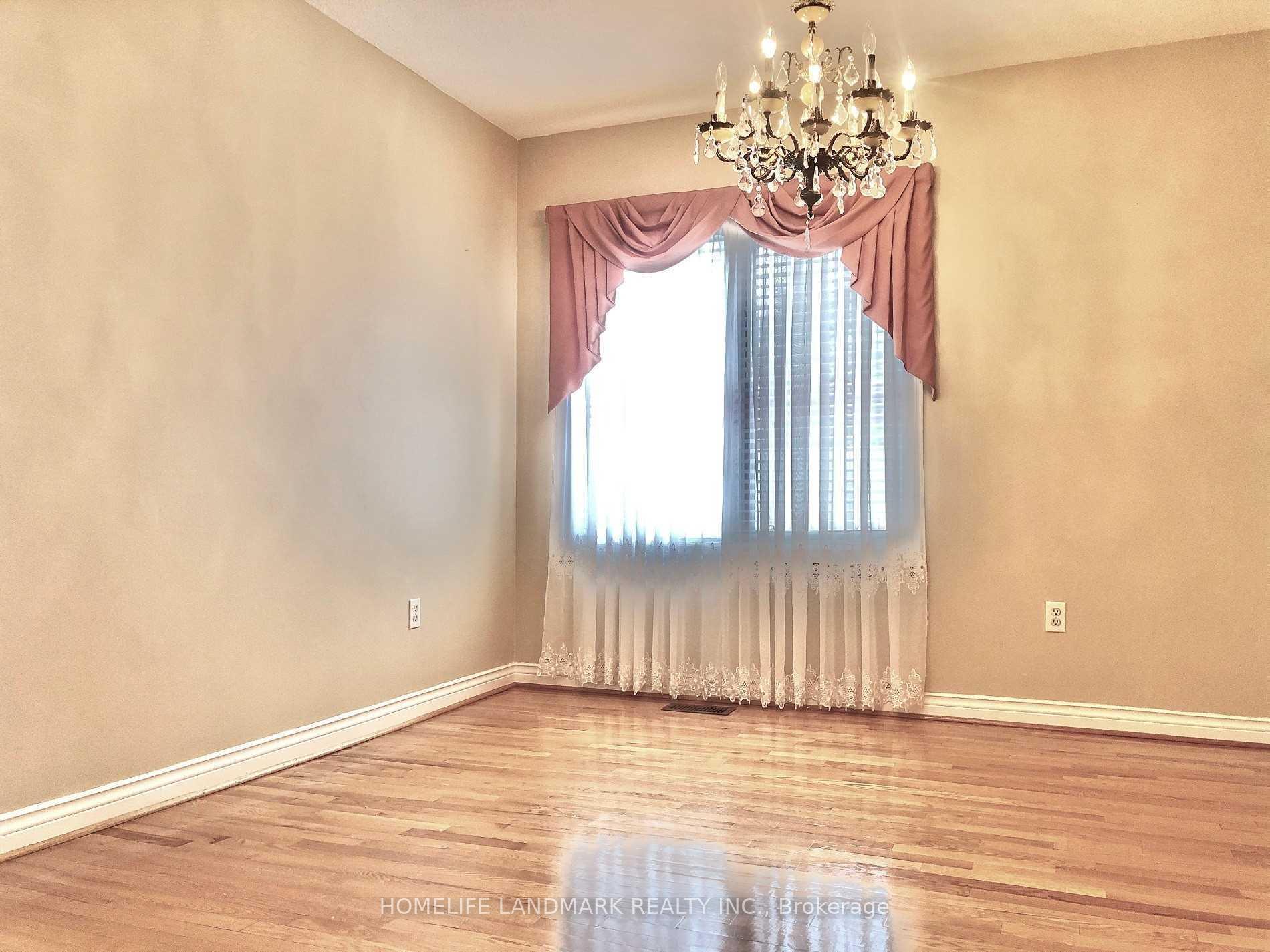 Photo 4 of 196 Park Drive, Whitchurch-Stouffville, Stouffville — HOMEH