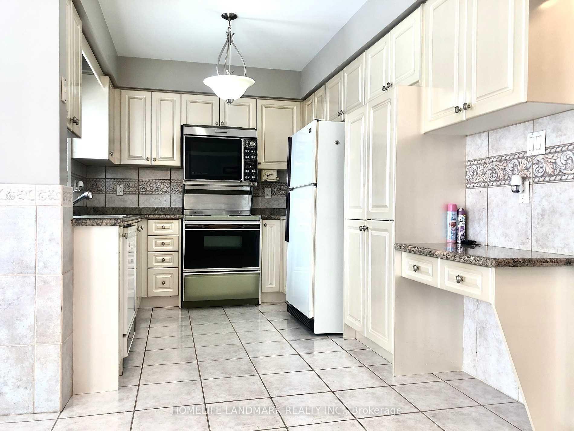 Photo 6 of 196 Park Drive, Whitchurch-Stouffville, Stouffville — HOMEH