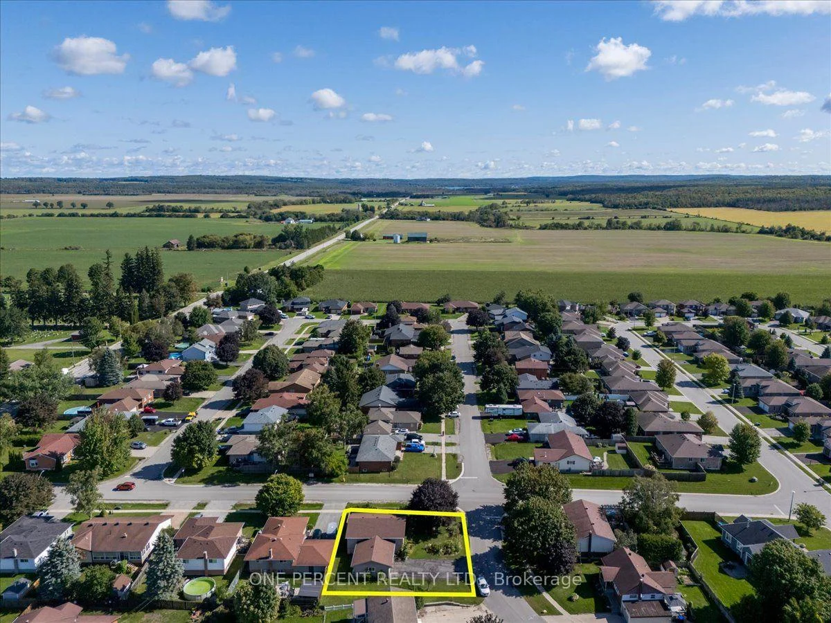 Photo 2 of 25 Bertram Drive, Springwater, Elmvale — HOMEH