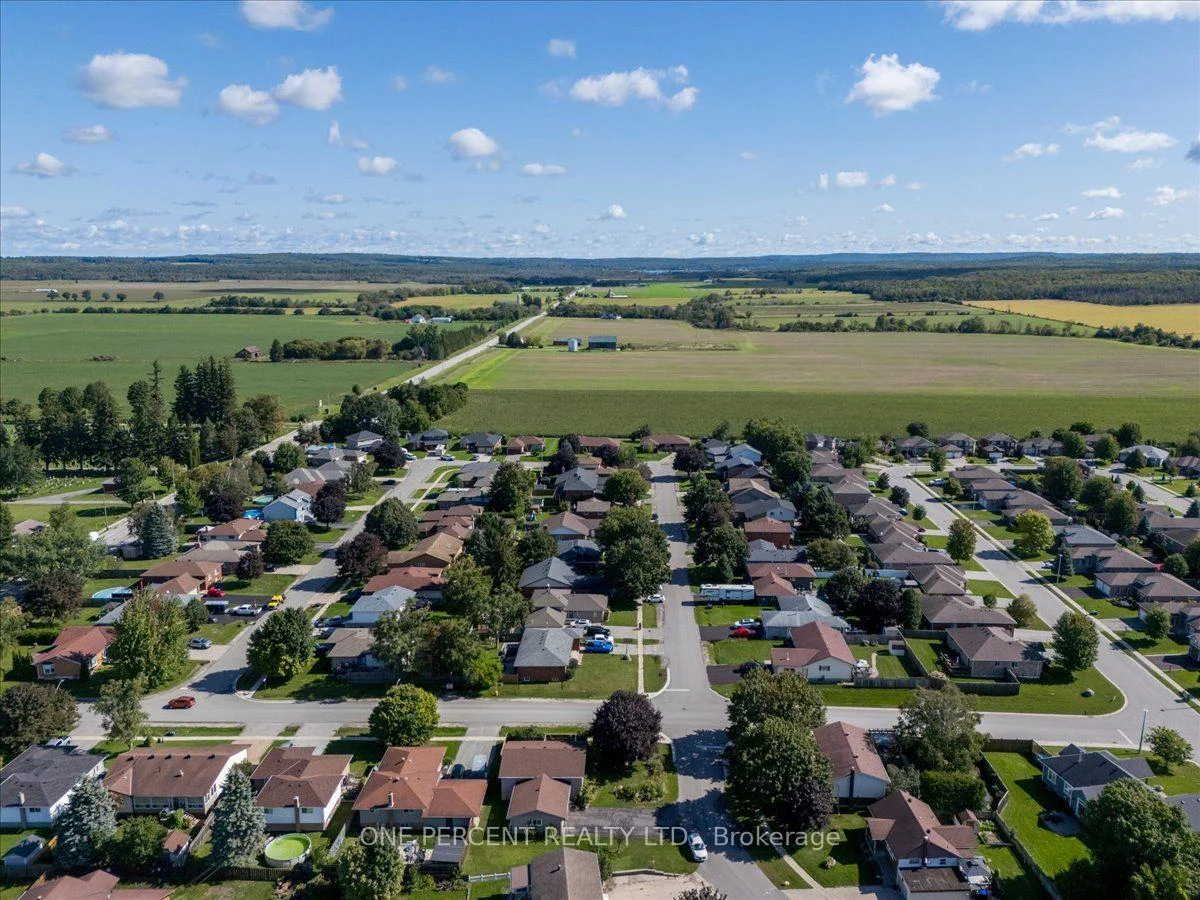 Photo 3 of 25 Bertram Drive, Springwater, Elmvale — HOMEH