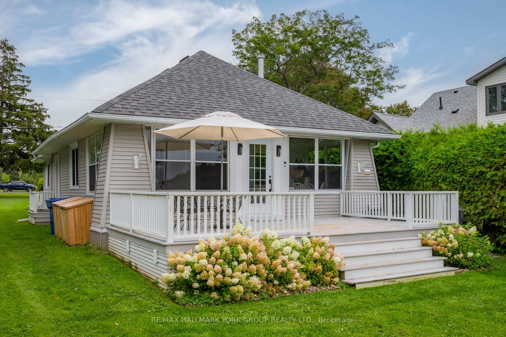 Photo of 913 Lake Drive N