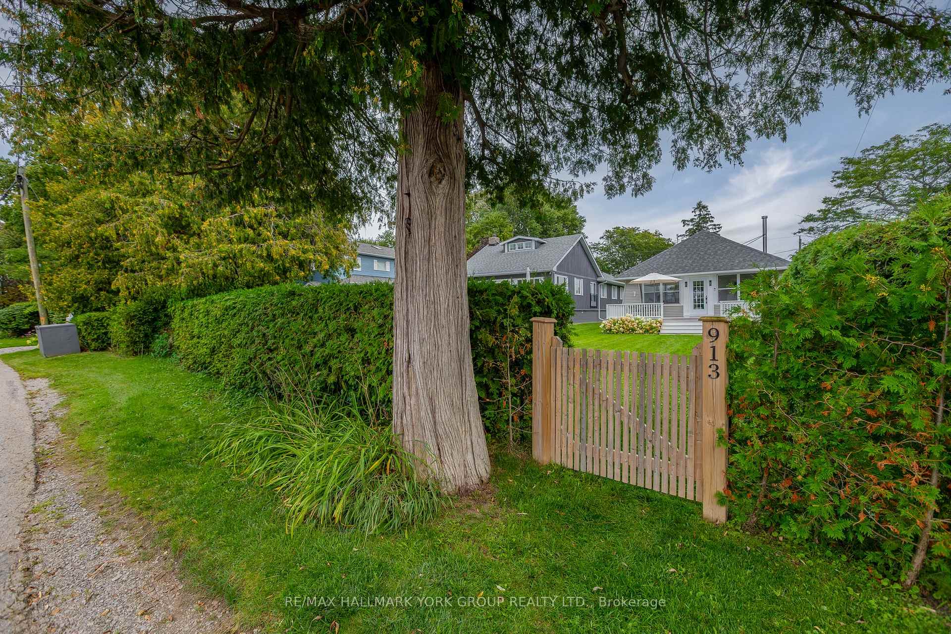 Photo 2 of 913 Lake Drive N, Georgina, Historic Lakeshore Communities — HOMEH