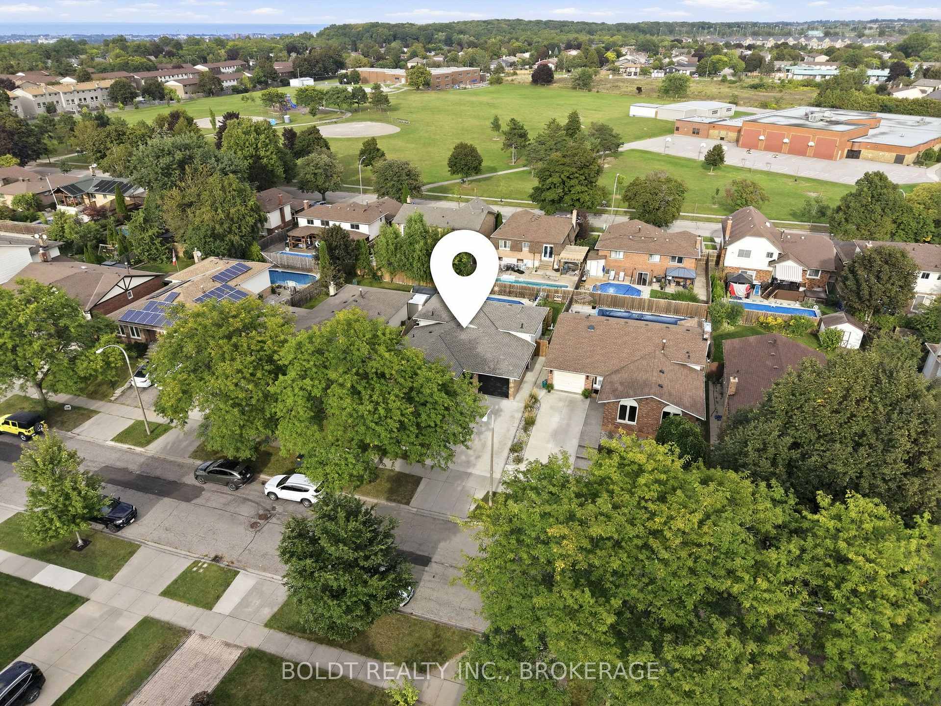 Photo 2 of 84 Allanbrook Street, Hamilton, Stoney Creek Mountain — HOMEH