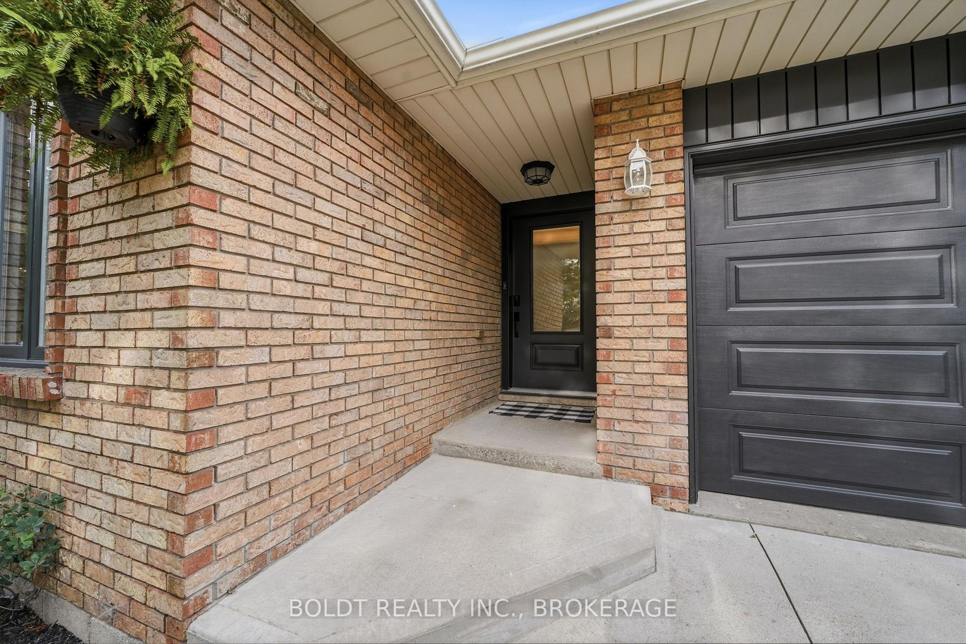 Photo 5 of 84 Allanbrook Street, Hamilton, Stoney Creek Mountain — HOMEH
