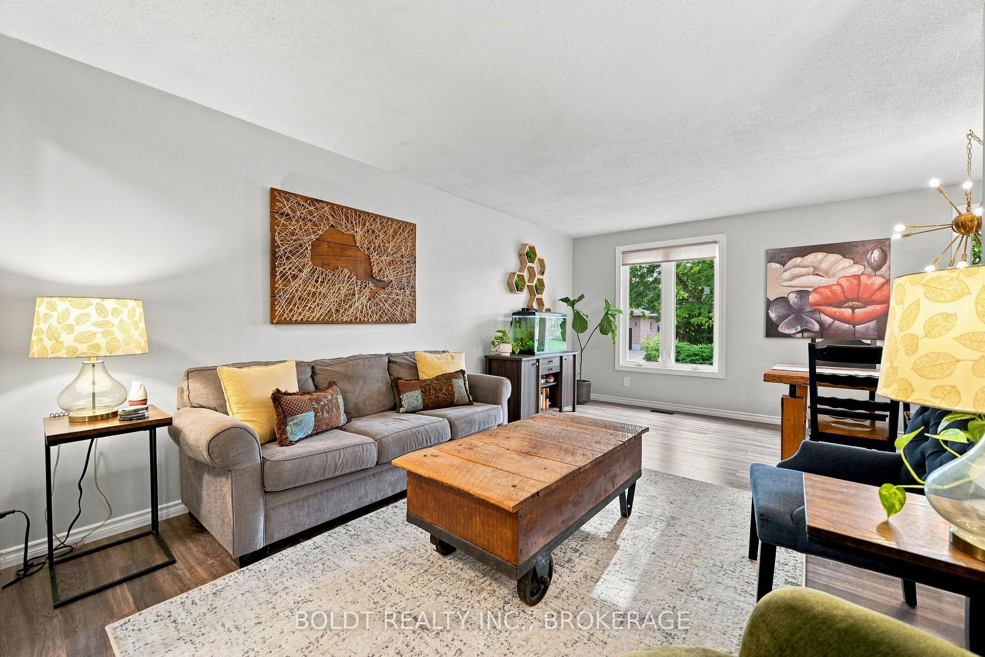 Photo 10 of 84 Allanbrook Street, Hamilton, Stoney Creek Mountain — HOMEH