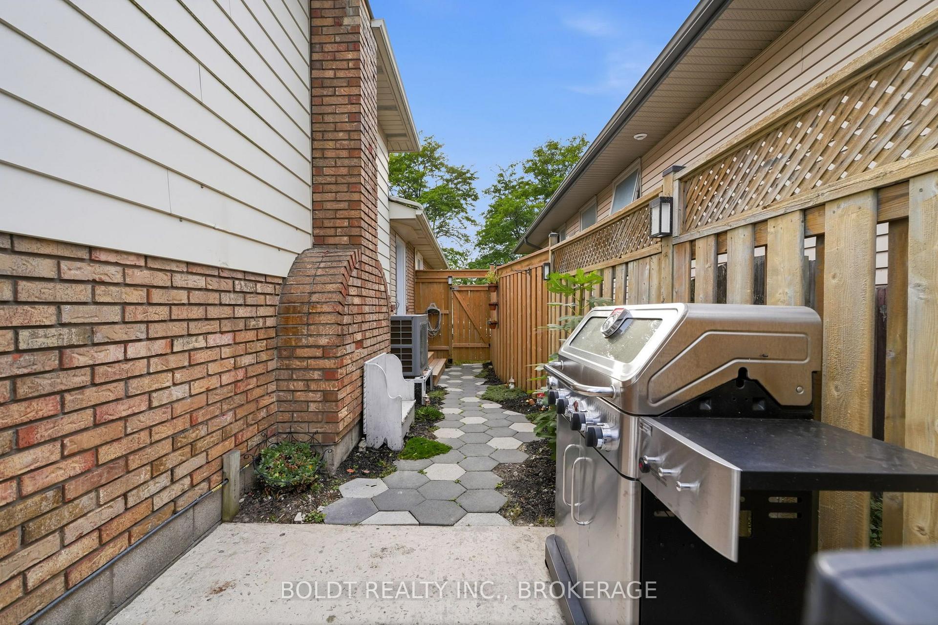 Photo 46 of 84 Allanbrook Street, Hamilton, Stoney Creek Mountain — HOMEH