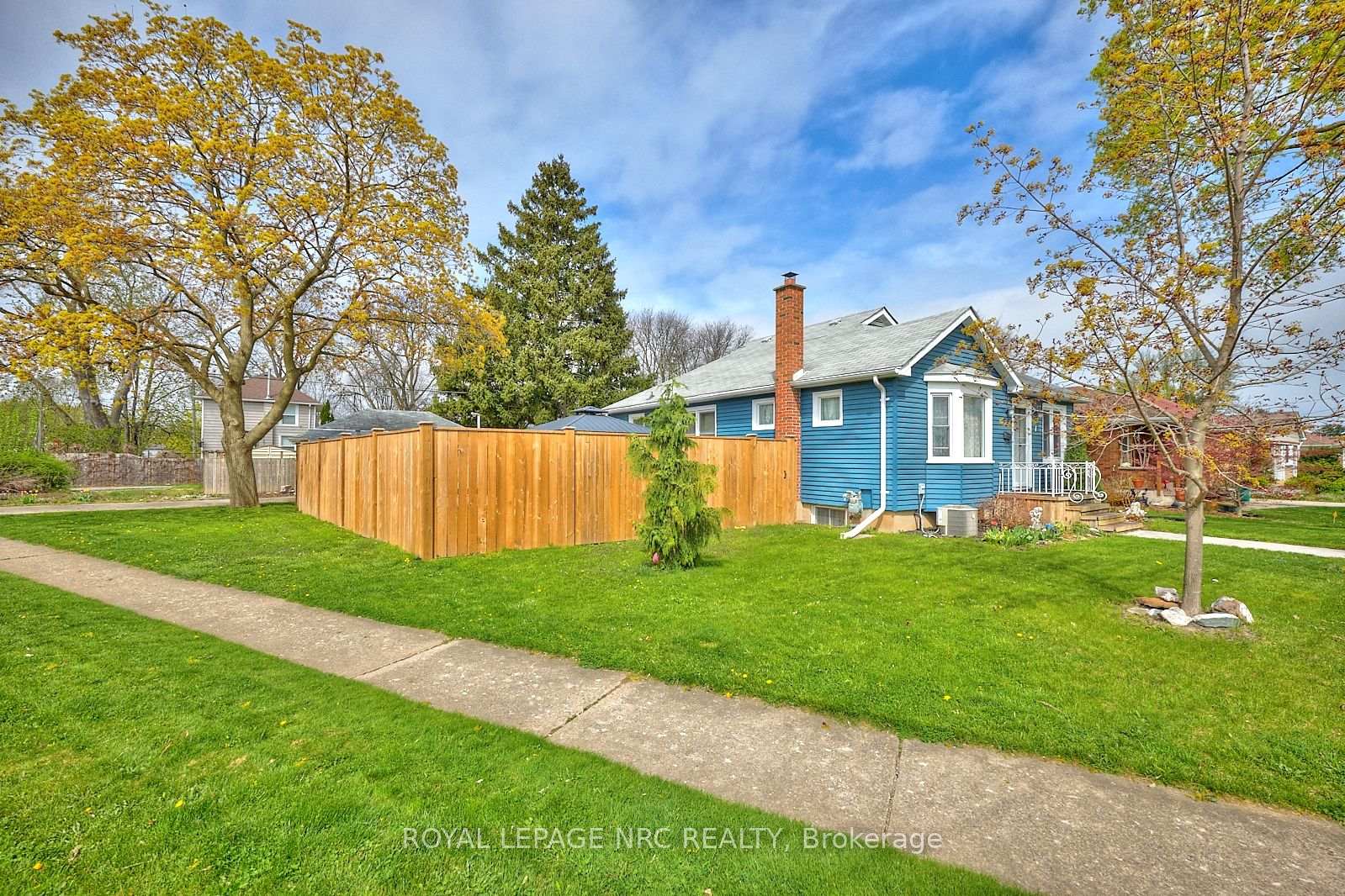 Photo 2 of 1 Thorndale Avenue, St. Catharines, Haig — HOMEH
