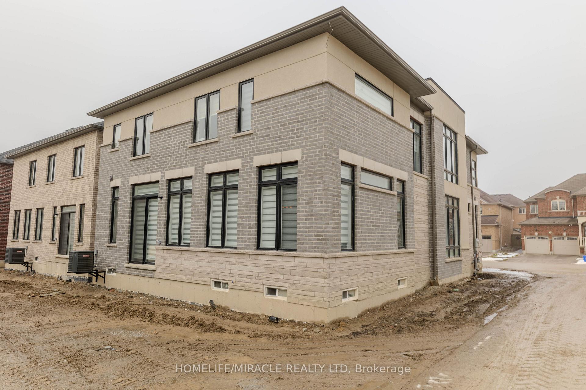 Photo 5 of 89 Halldorson Avenue, Aurora, Bayview Northeast — HOMEH