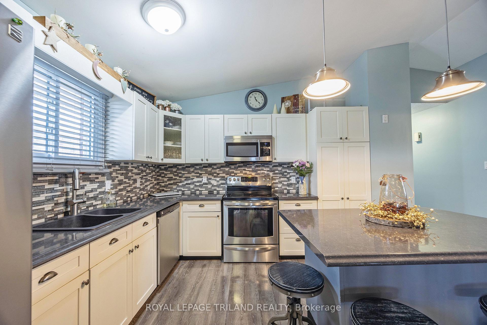 Photo 11 of 252 Josselyn Drive, London, South X — HOMEH