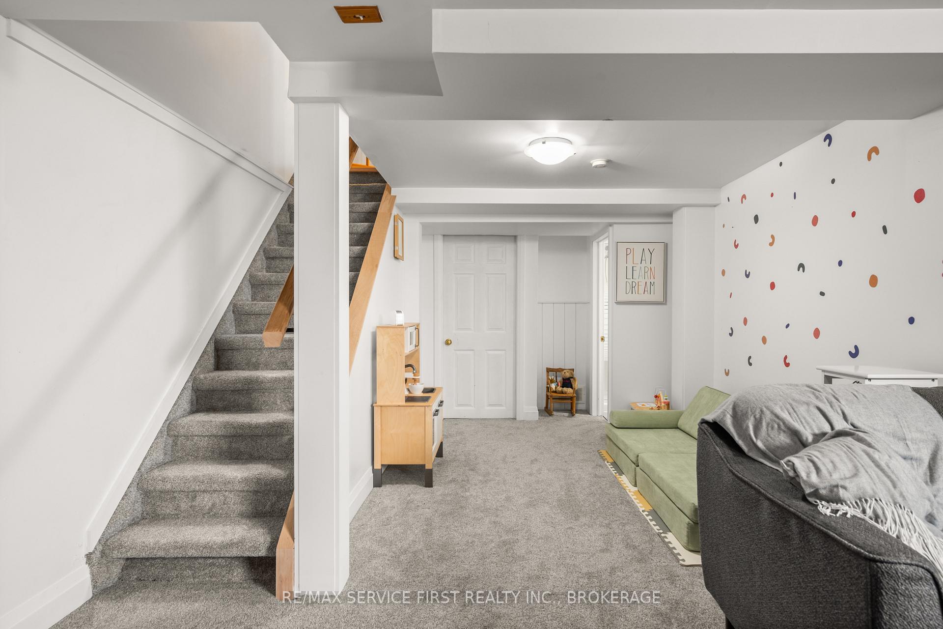 Photo 25 of 53 Mckeown Crescent, Loyalist, Amherstview — HOMEH