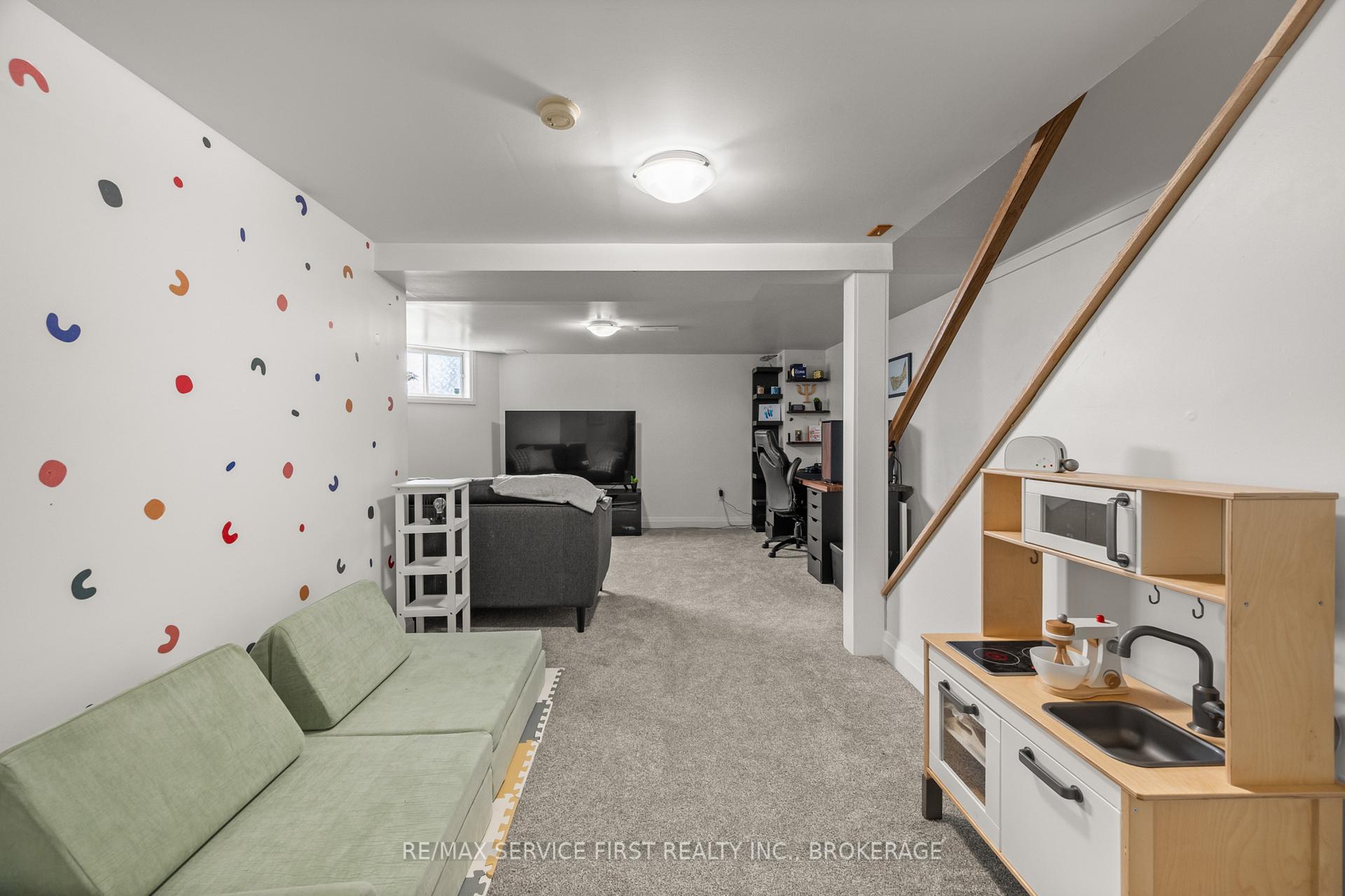 Photo 27 of 53 Mckeown Crescent, Loyalist, Amherstview — HOMEH
