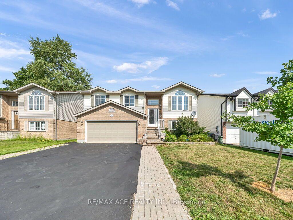 Photo 3 of 46 McLachlan Place, Guelph, Willow West/Sugarbush/West Acres — HOMEH