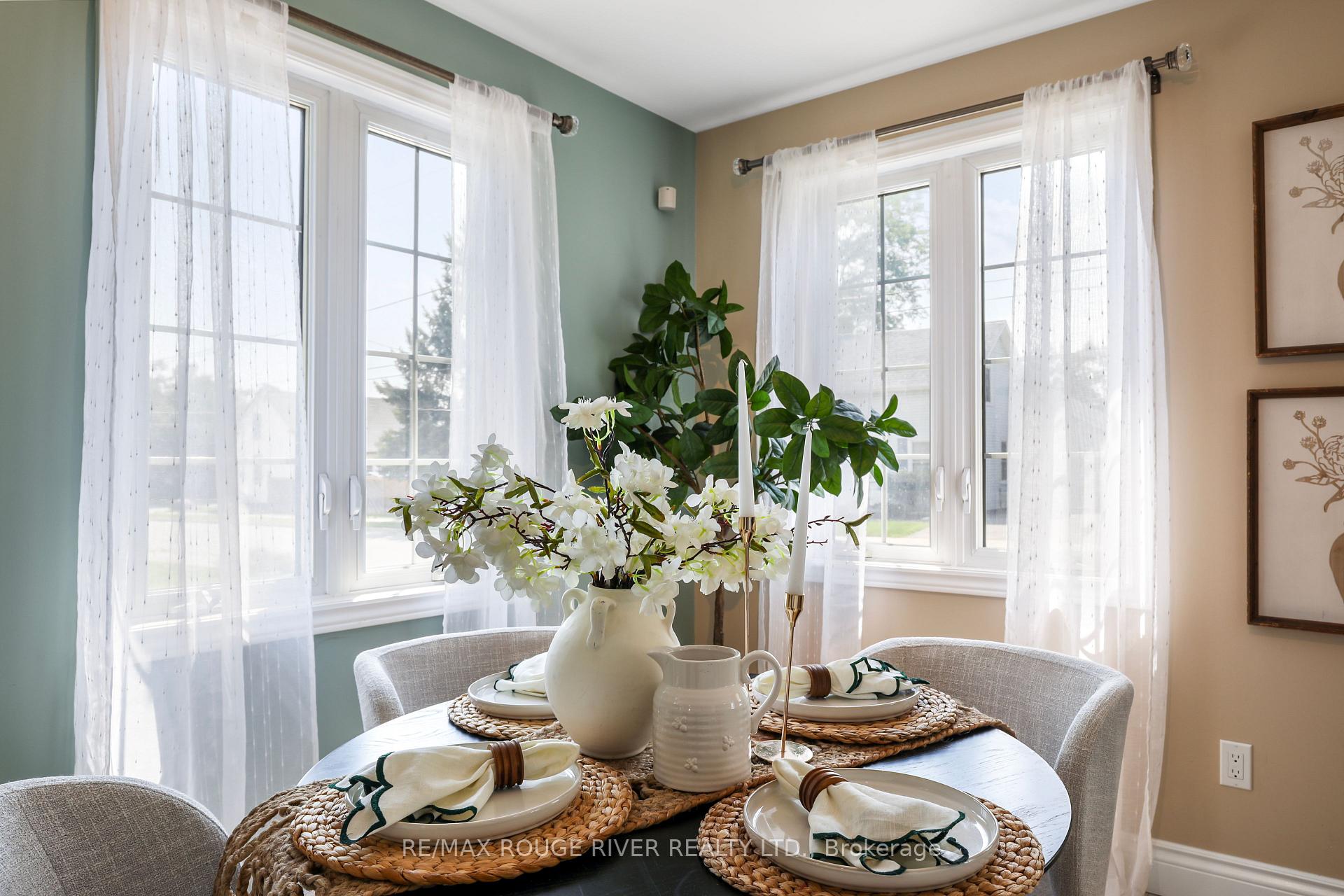Photo 3 of 109 Elgin Street, Clarington, Bowmanville — HOMEH