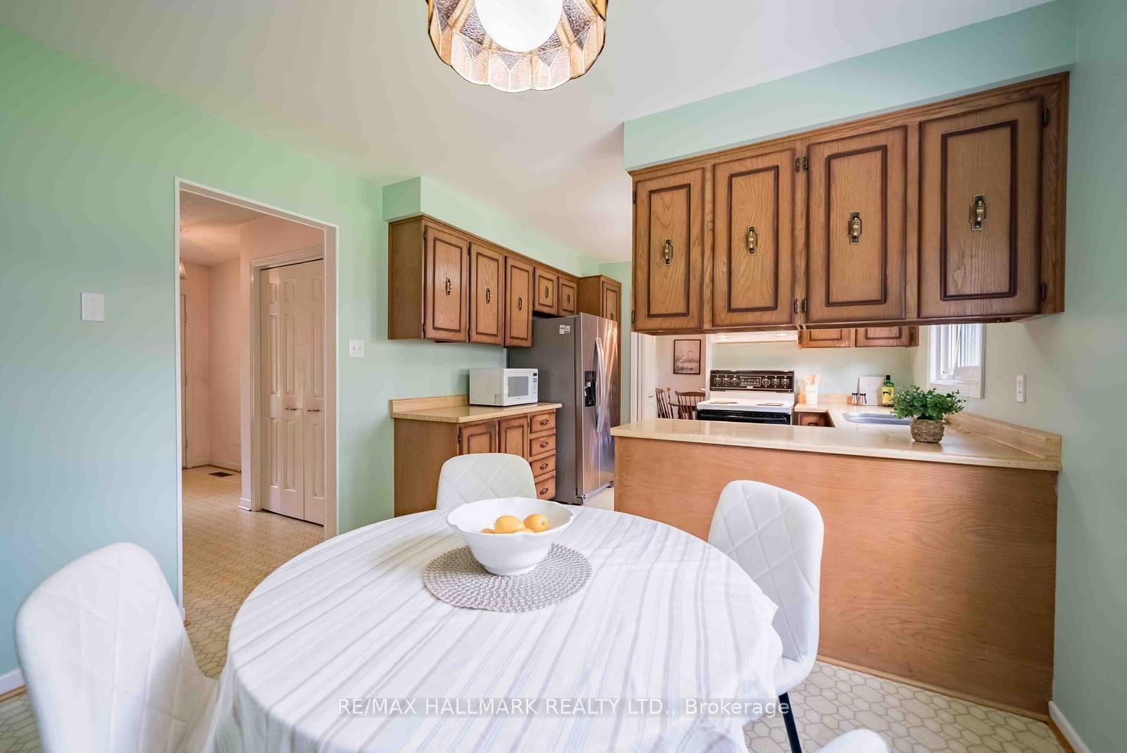 Photo 14 of 27 Sir Gawaine Place, Markham, Markham Village — HOMEH