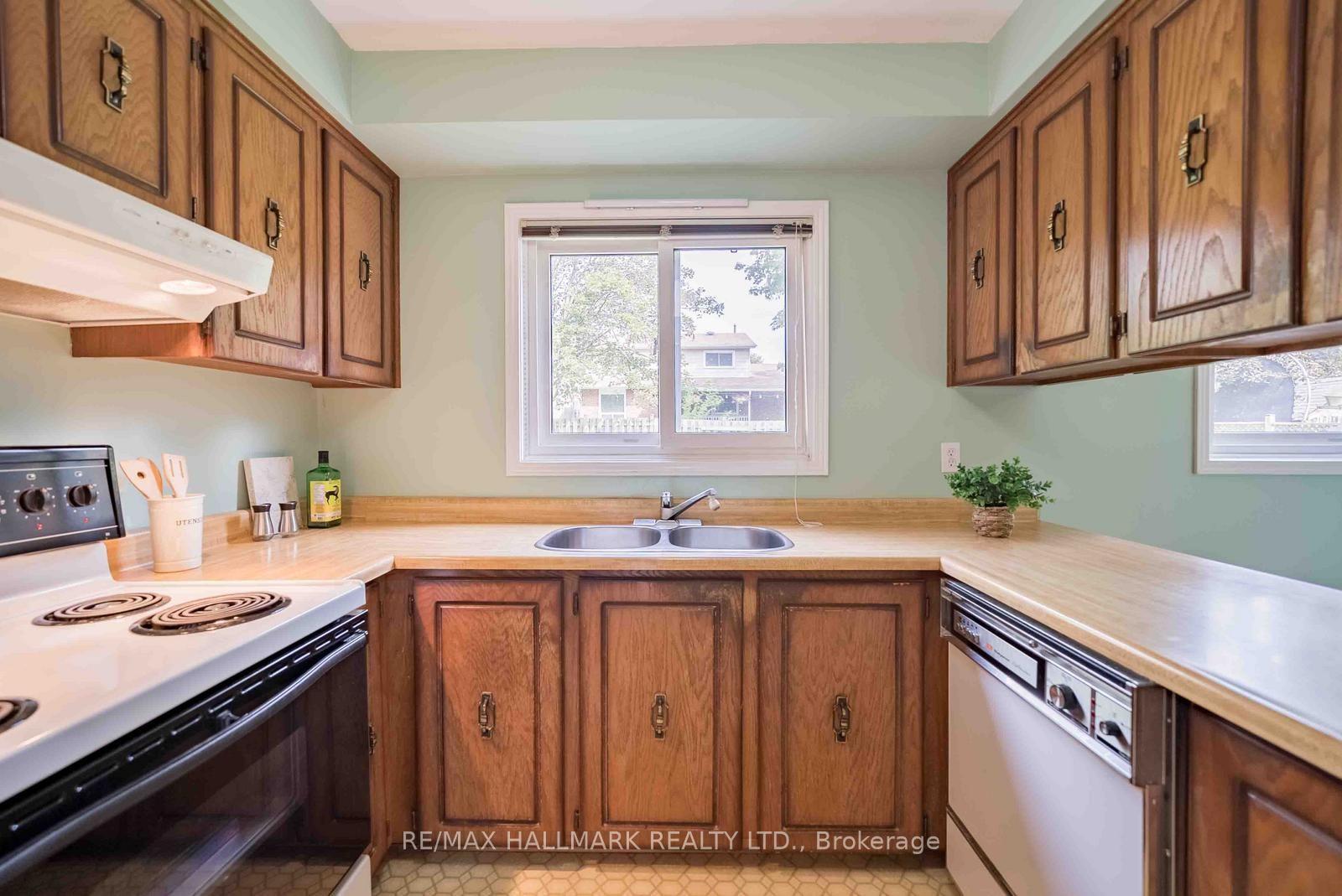 Photo 16 of 27 Sir Gawaine Place, Markham, Markham Village — HOMEH