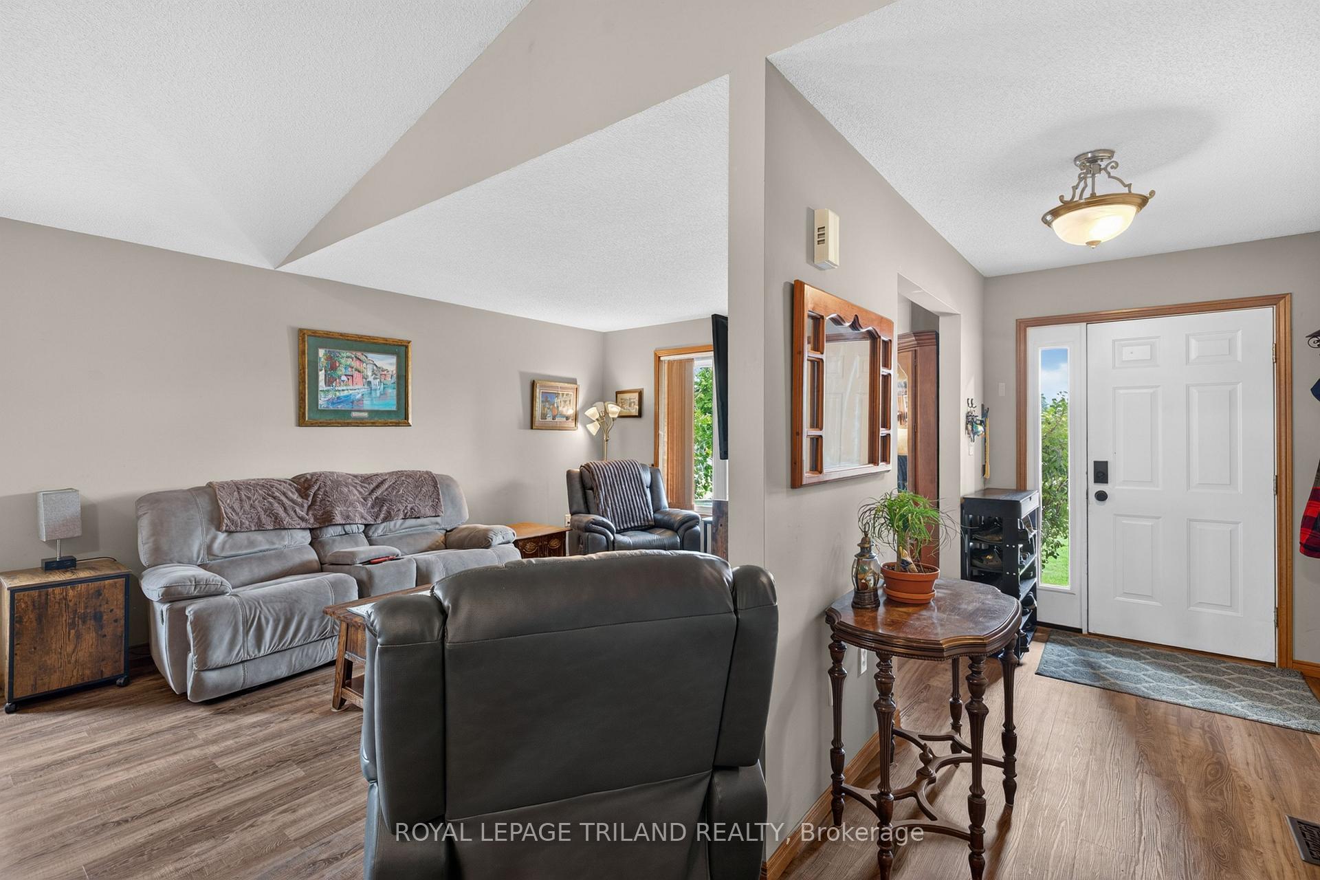 Photo 8 of 59 Queensway Drive, Strathroy-Caradoc, SE — HOMEH