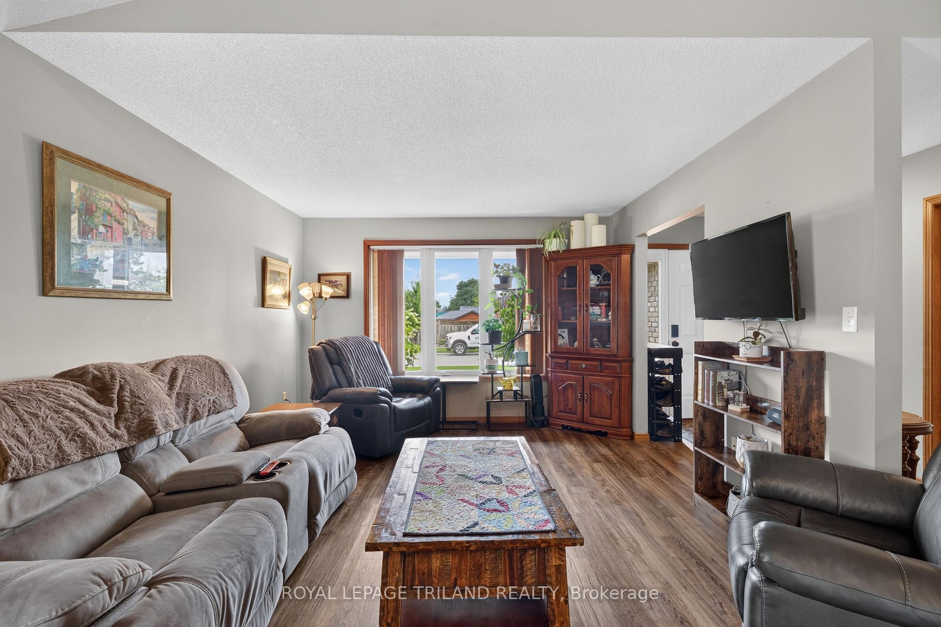 Photo 11 of 59 Queensway Drive, Strathroy-Caradoc, SE — HOMEH