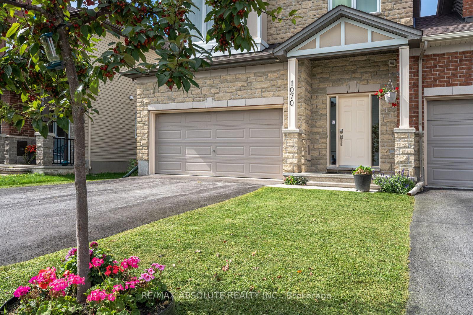 Photo 2 of 1070 Northgraves Crescent, Ottawa, Kanata - Emerald Meadows/Trailwest — HOMEH