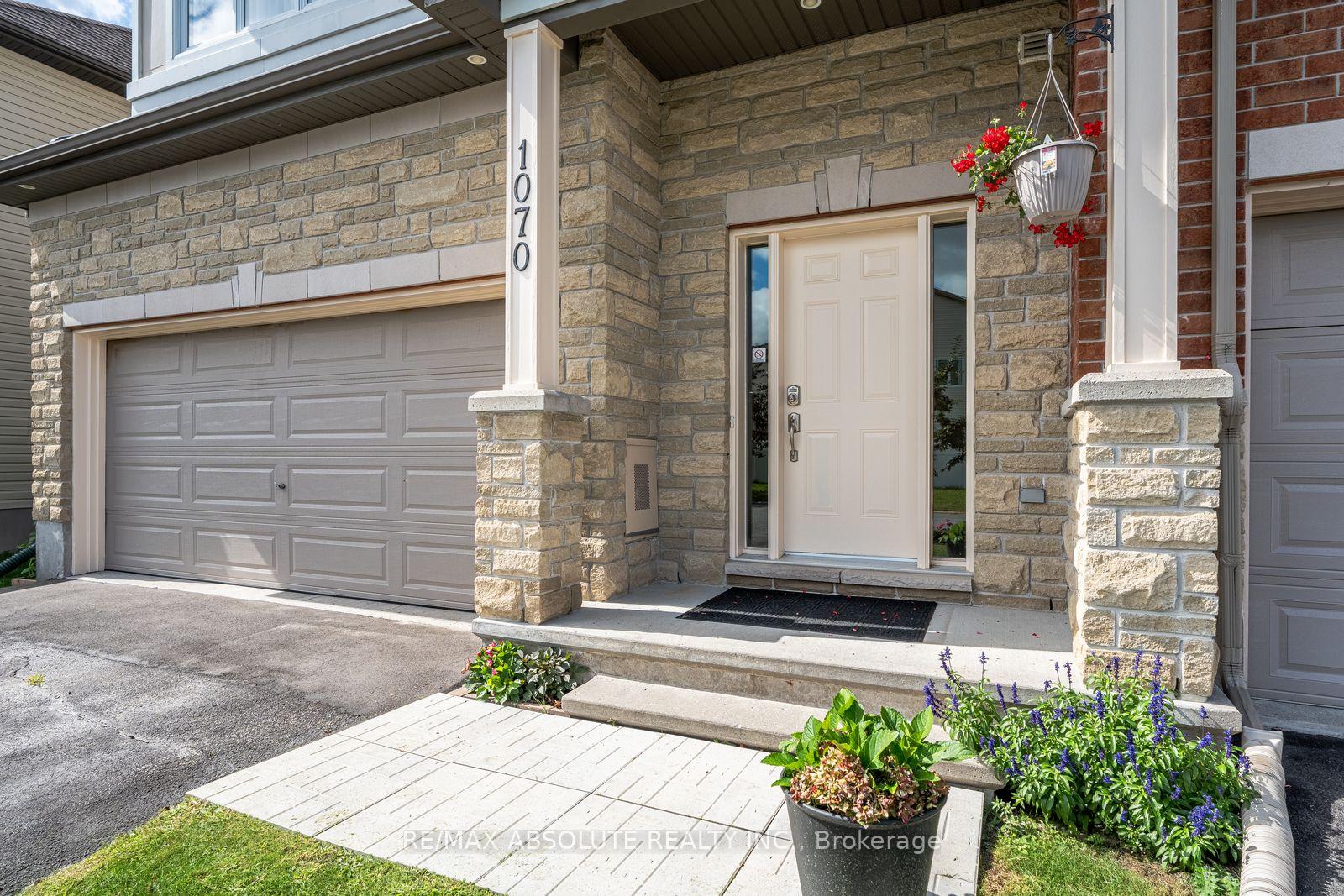 Photo 3 of 1070 Northgraves Crescent, Ottawa, Kanata - Emerald Meadows/Trailwest — HOMEH