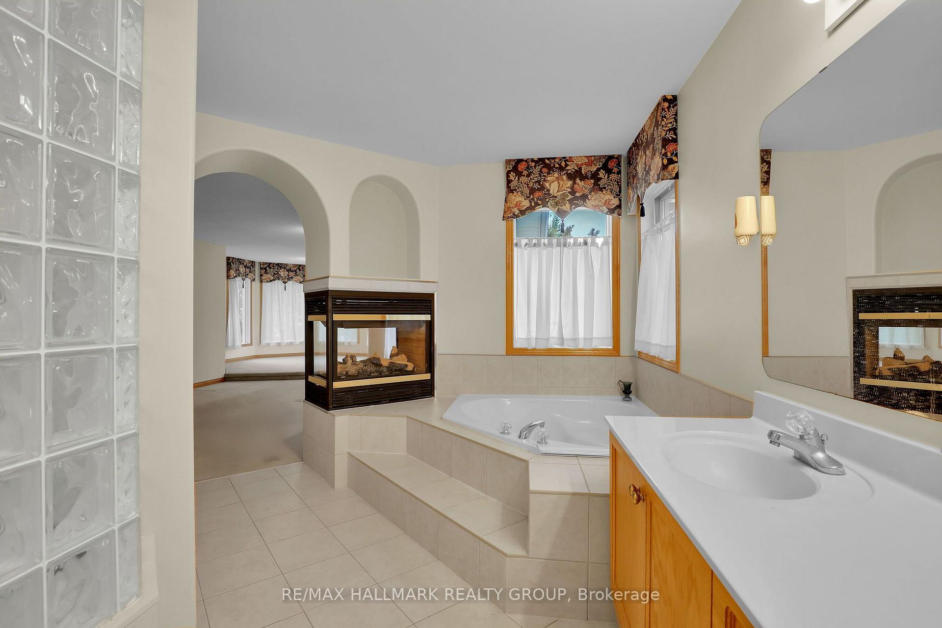 Photo 10 of 11 Riverstone Drive, Ottawa, Barrhaven - Stonebridge — HOMEH