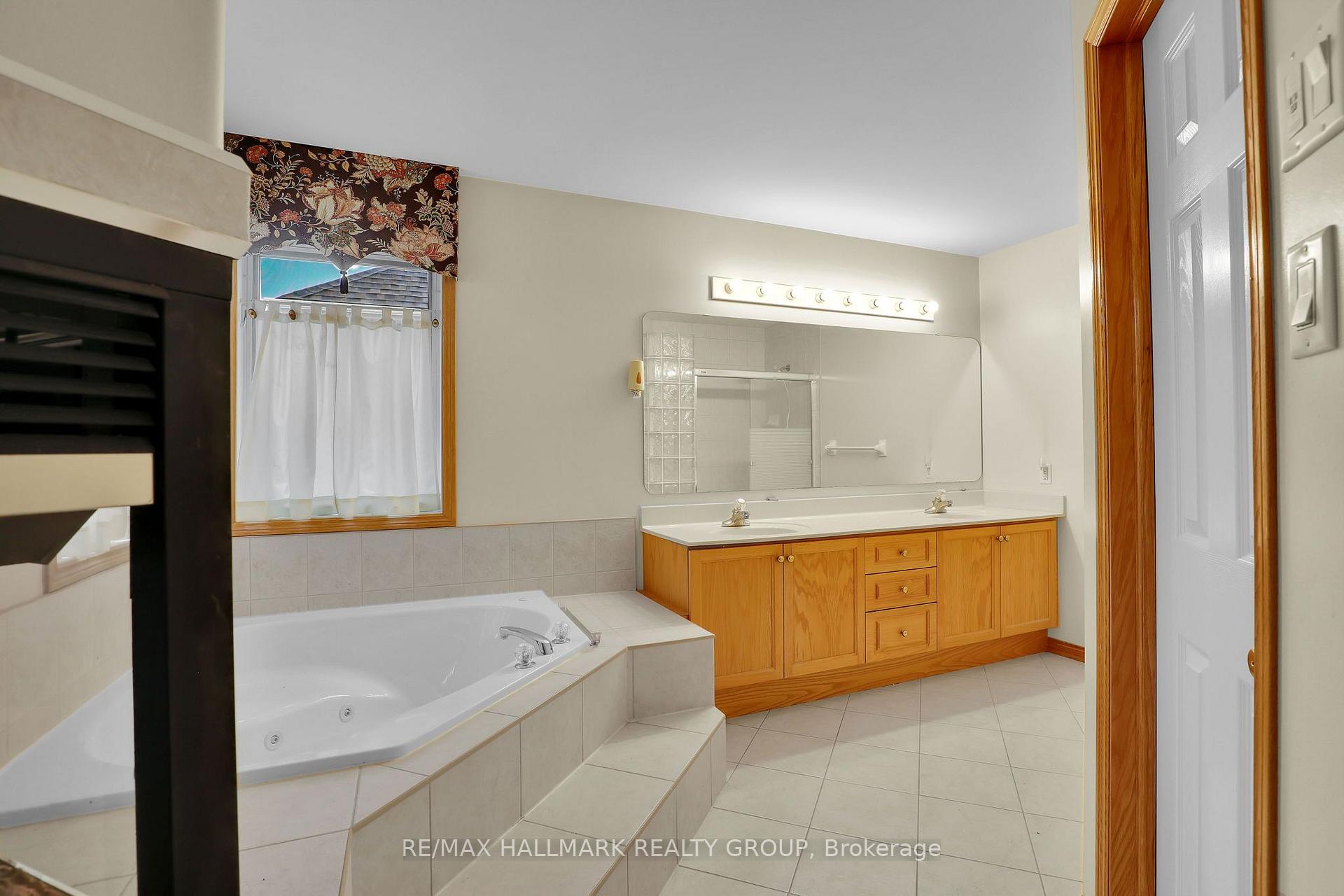 Photo 11 of 11 Riverstone Drive, Ottawa, Barrhaven - Stonebridge — HOMEH