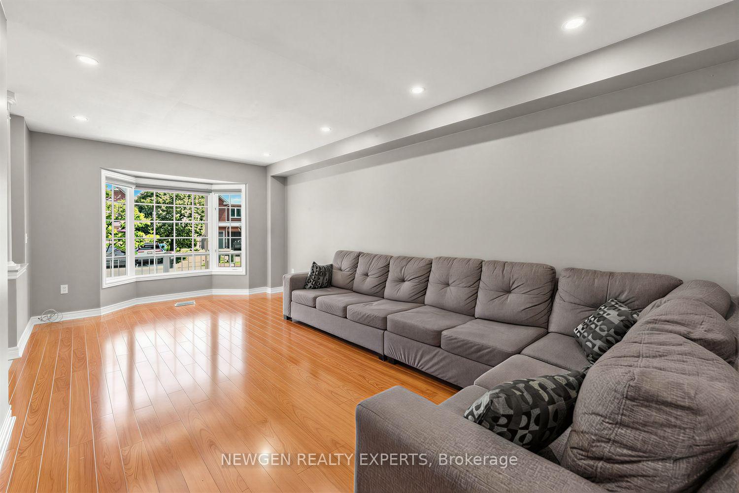 Photo 5 of 10 Checkerberry Crescent, Brampton, Sandringham-Wellington — HOMEH