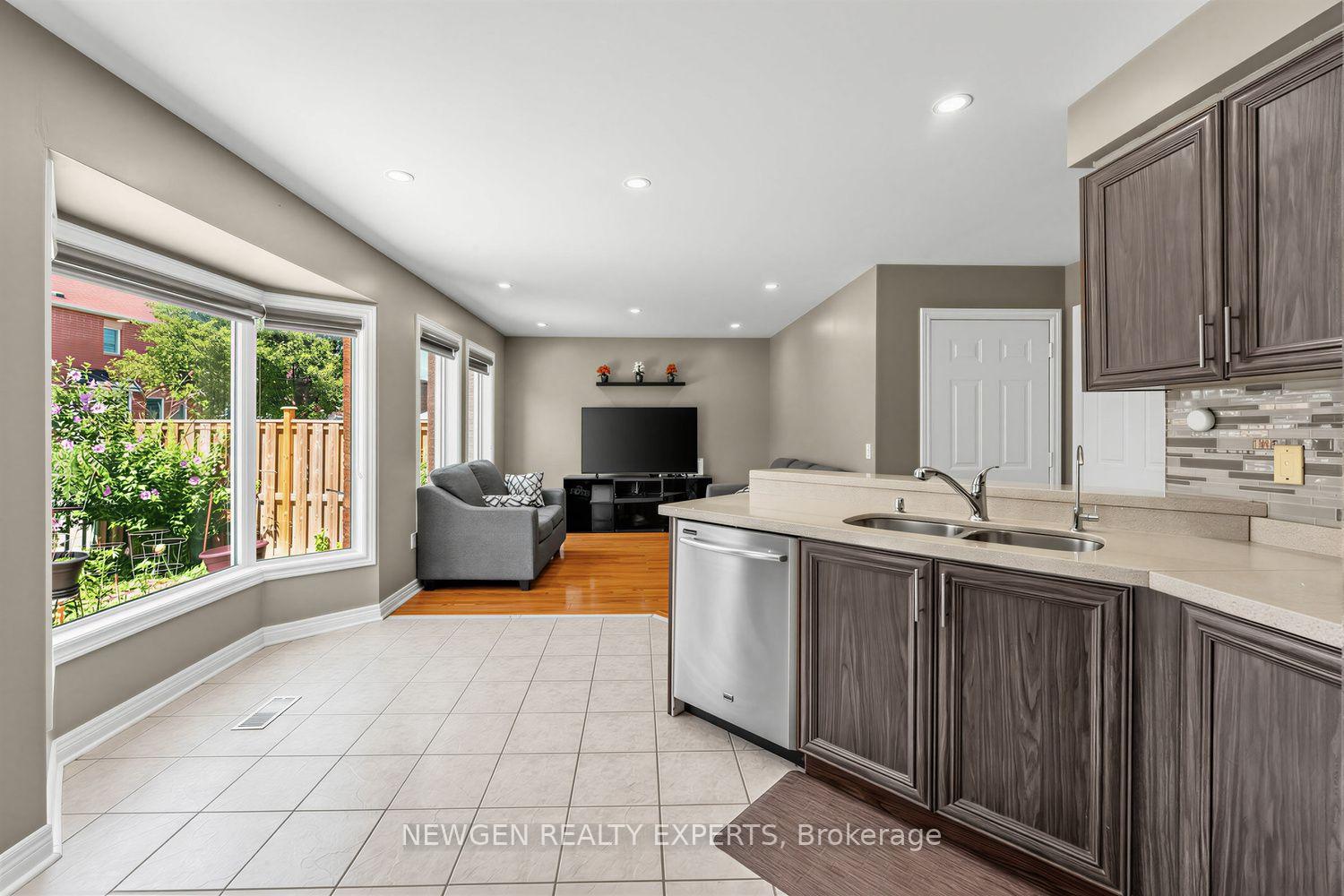 Photo 12 of 10 Checkerberry Crescent, Brampton, Sandringham-Wellington — HOMEH