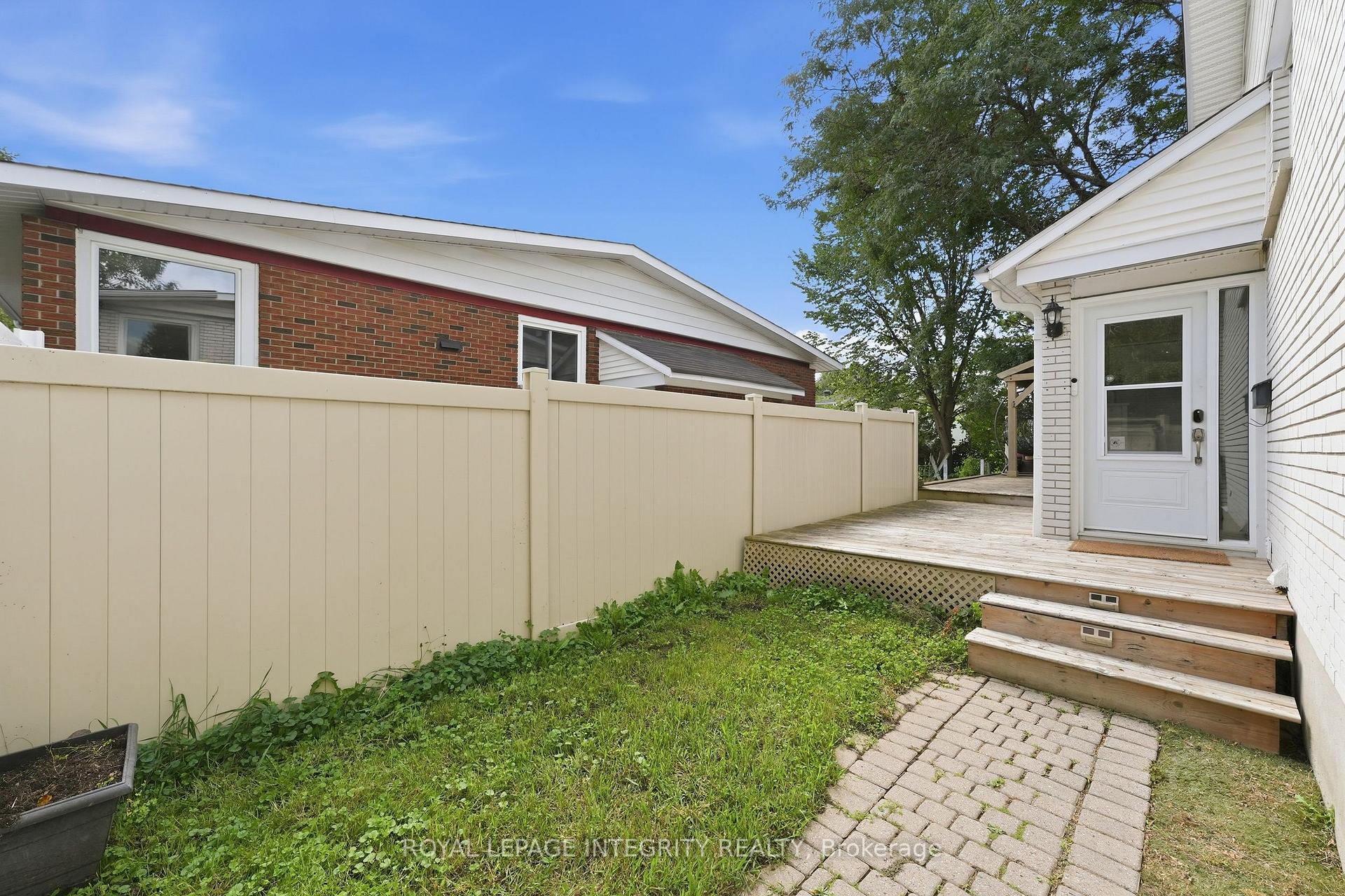 Photo 3 of 26 Woodmount Crescent, Ottawa, Borden Farm/Stewart Farm/Carleton Heights/Parkwood Hills — HOMEH