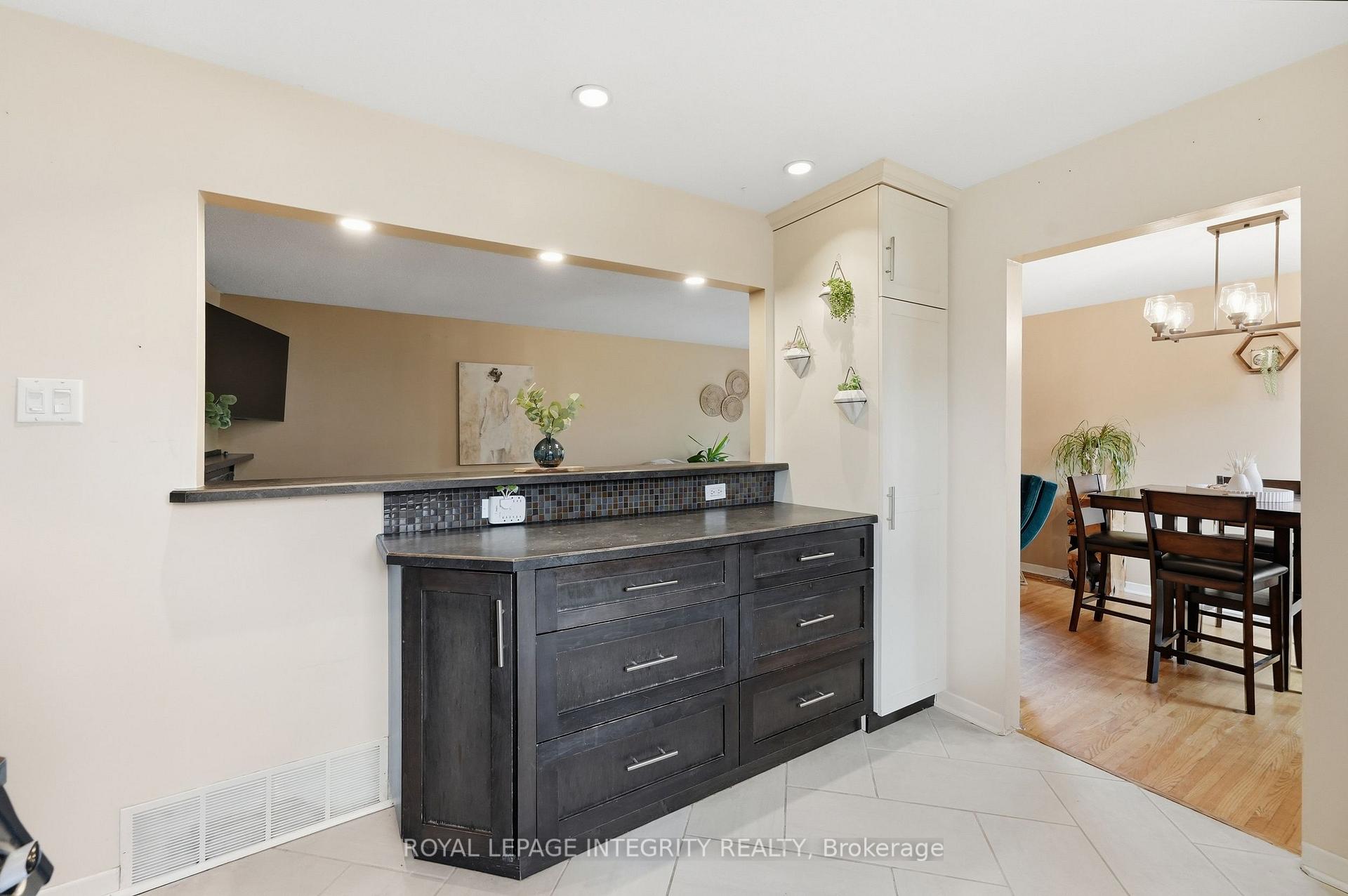 Photo 8 of 26 Woodmount Crescent, Ottawa, Borden Farm/Stewart Farm/Carleton Heights/Parkwood Hills — HOMEH