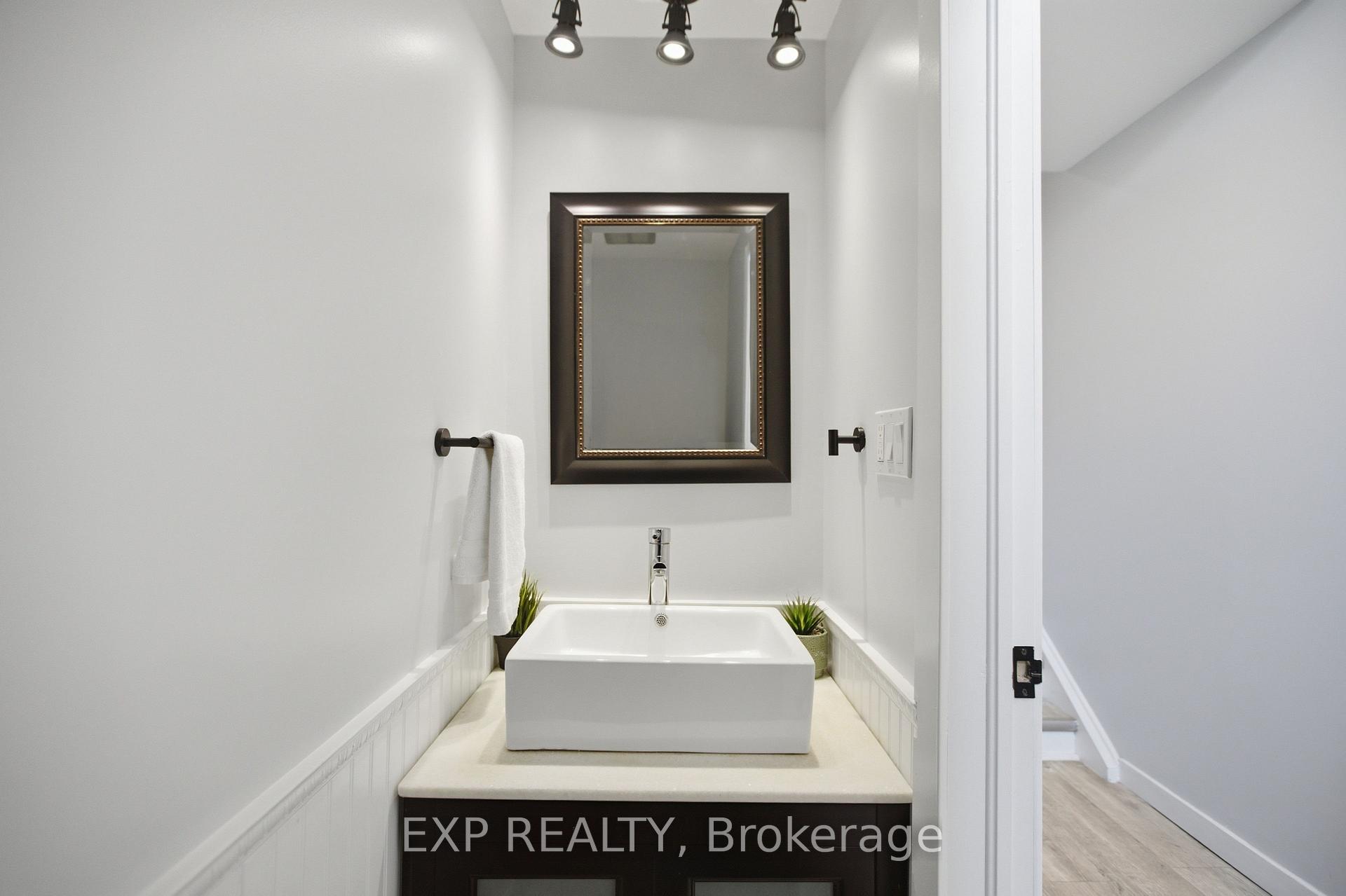 Photo 5 of 2092 Eric Crescent, Ottawa, Pineview — HOMEH