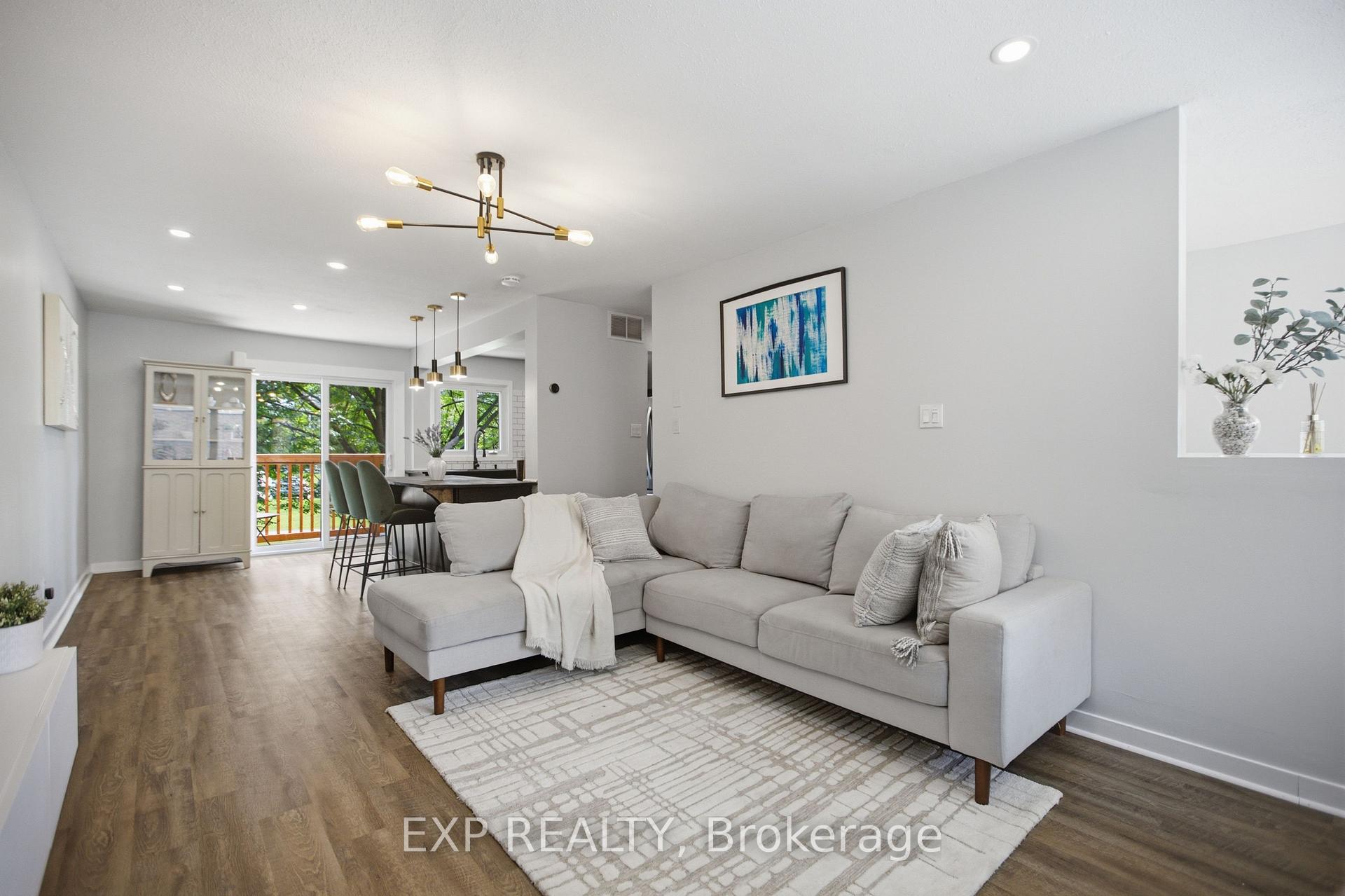 Photo 8 of 2092 Eric Crescent, Ottawa, Pineview — HOMEH