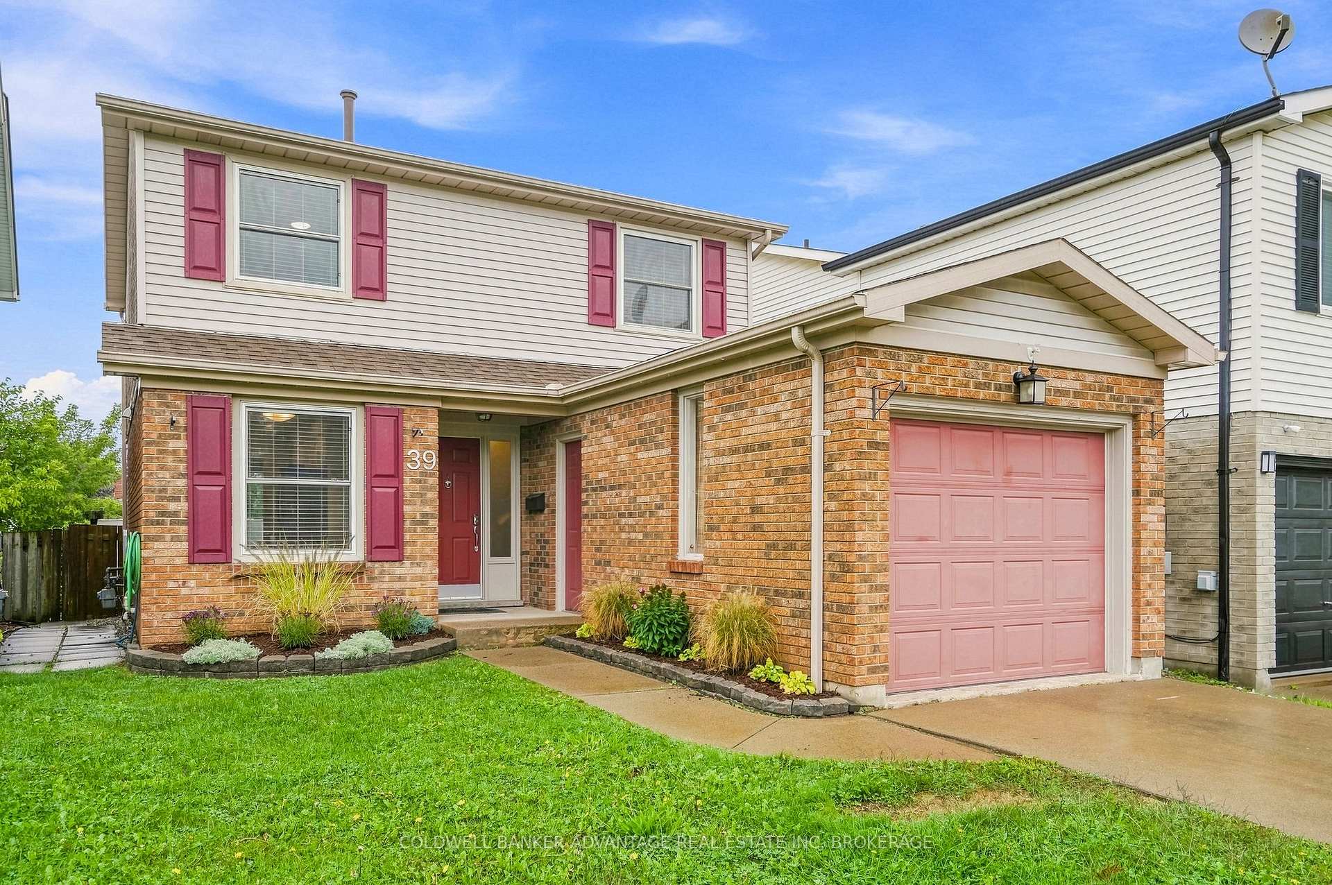 Photo 2 of 39 Dundee Drive, St. Catharines, Secord Woods — HOMEH